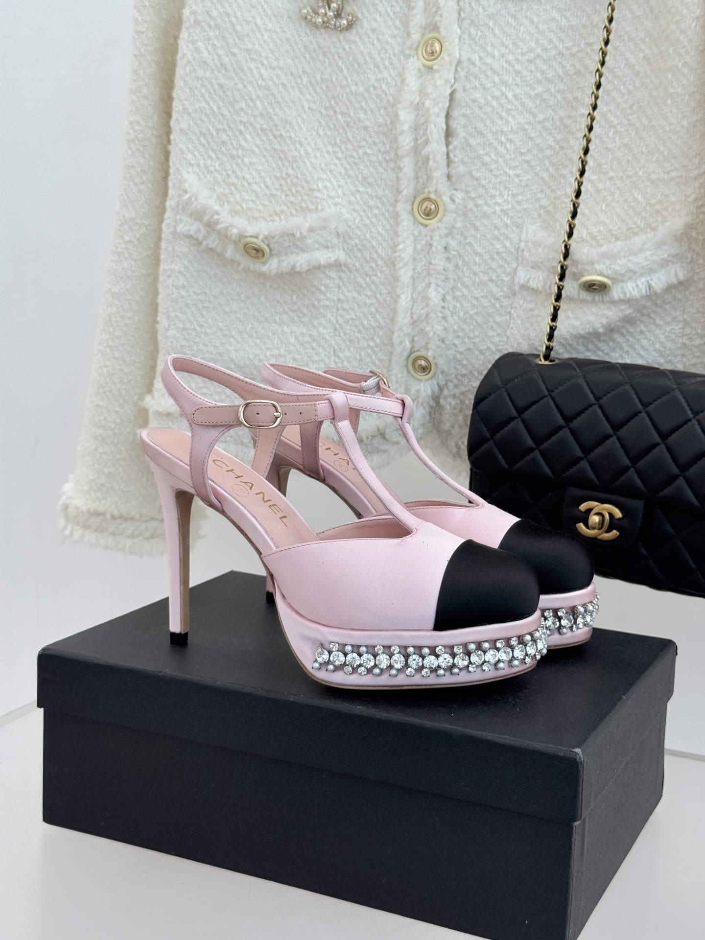 CHANE* ｜小香T字带拼色水钻防水台高跟凉鞋以T字带勾勒优雅脚背线条撞色拼接碰撞摩登格调鞋底水钻随步