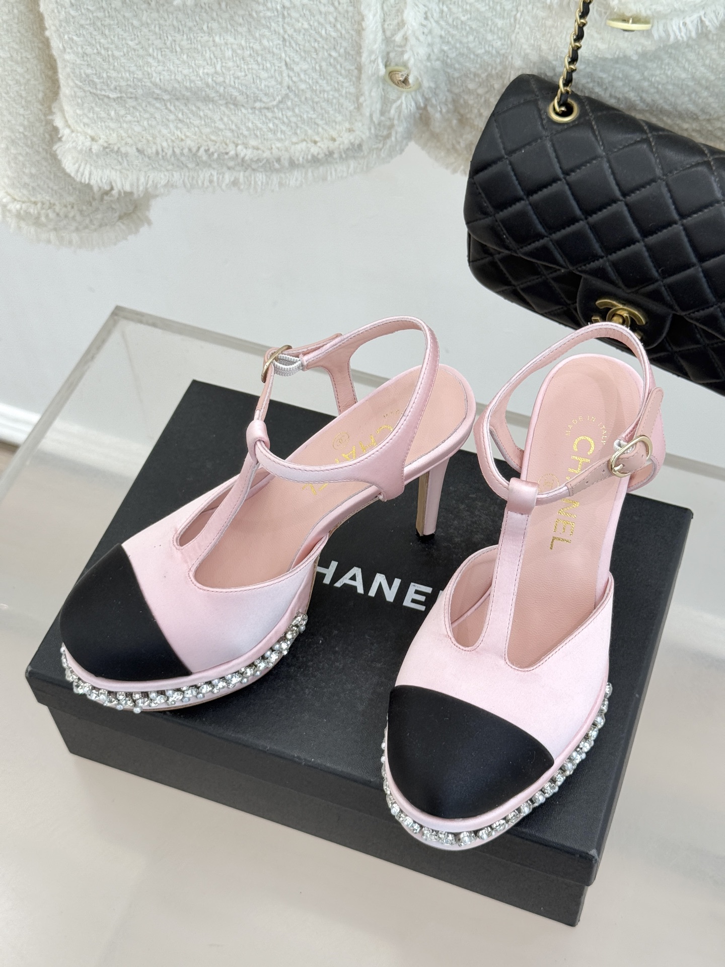 CHANE* ｜小香T字带拼色水钻防水台高跟凉鞋以T字带勾勒优雅脚背线条撞色拼接碰撞摩登格调鞋底水钻随步