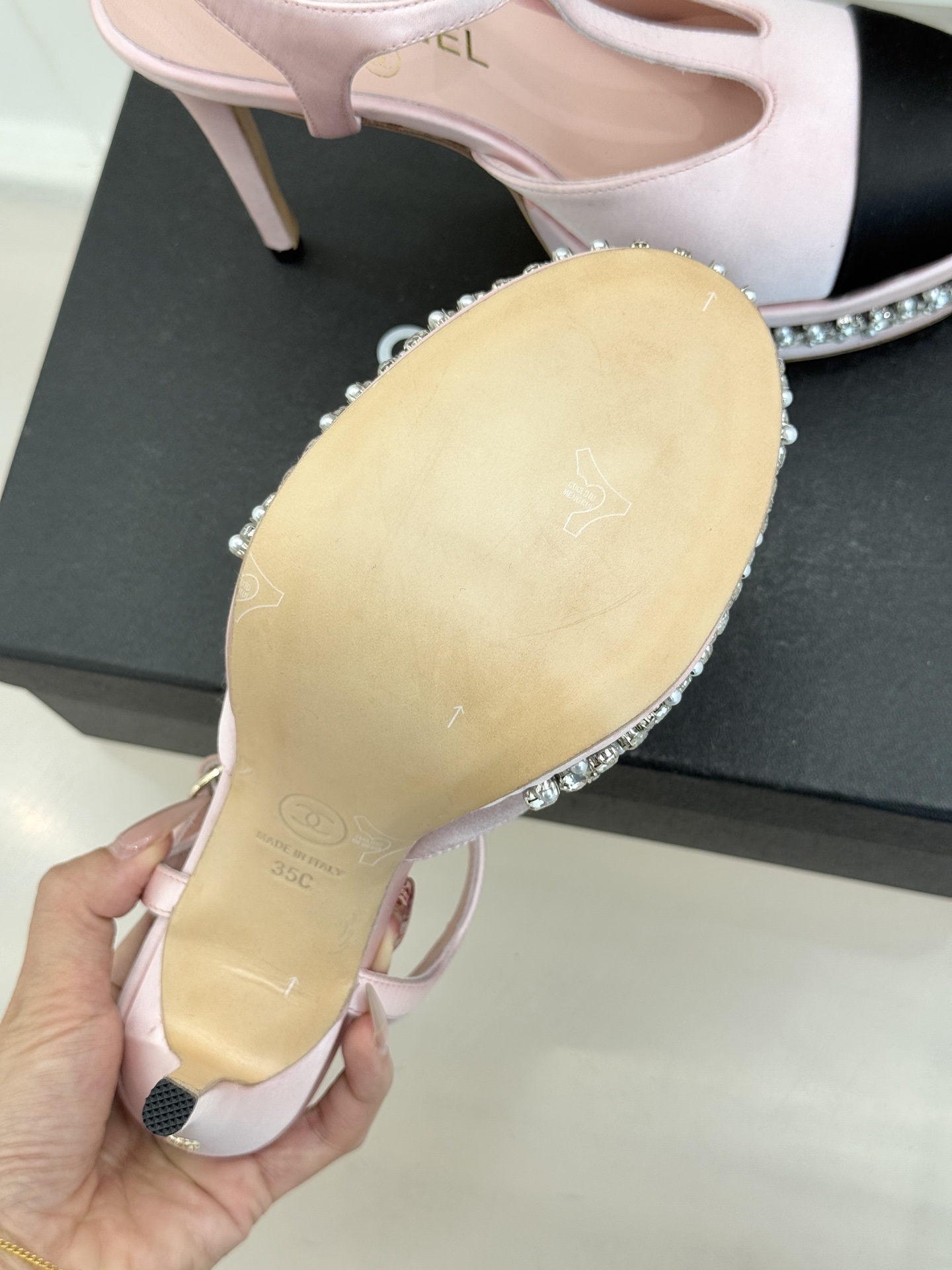 CHANE* ｜小香T字带拼色水钻防水台高跟凉鞋以T字带勾勒优雅脚背线条撞色拼接碰撞摩登格调鞋底水钻随步