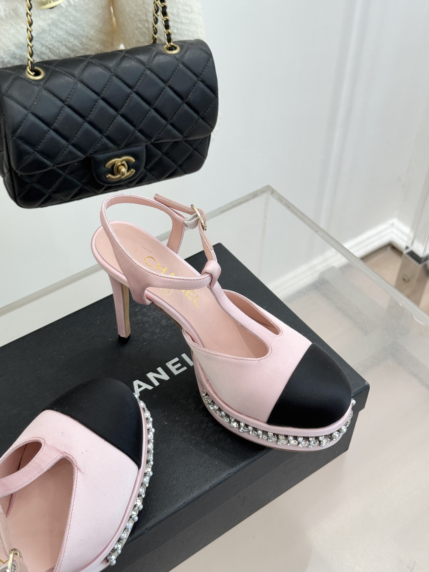 CHANE* ｜小香T字带拼色水钻防水台高跟凉鞋以T字带勾勒优雅脚背线条撞色拼接碰撞摩登格调鞋底水钻随步