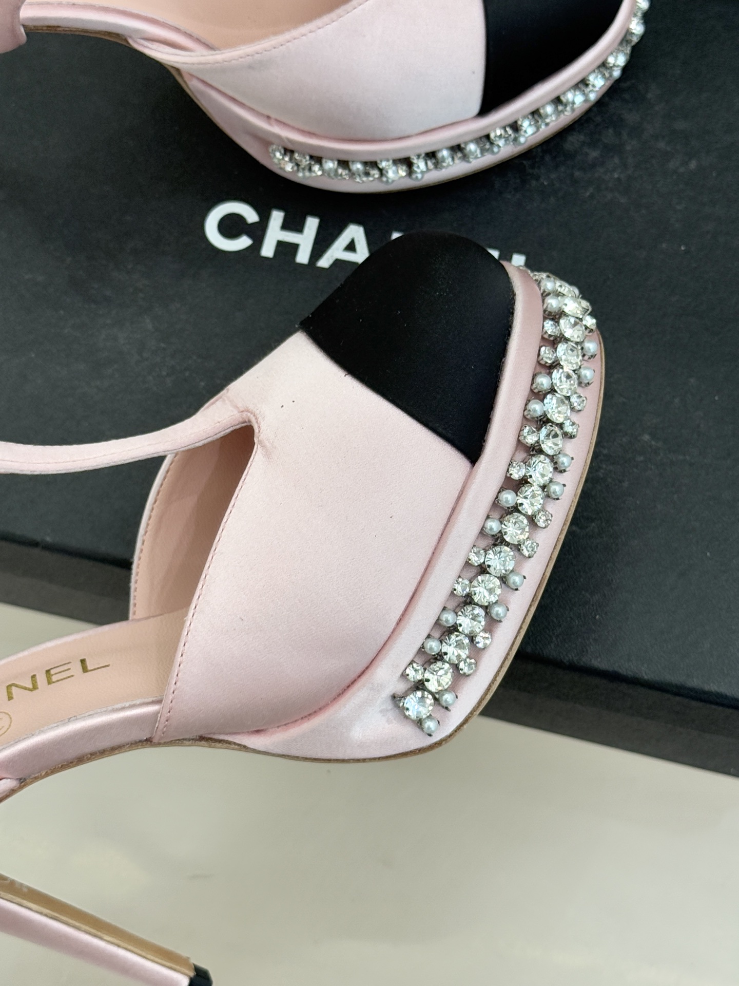 CHANE* ｜小香T字带拼色水钻防水台高跟凉鞋以T字带勾勒优雅脚背线条撞色拼接碰撞摩登格调鞋底水钻随步