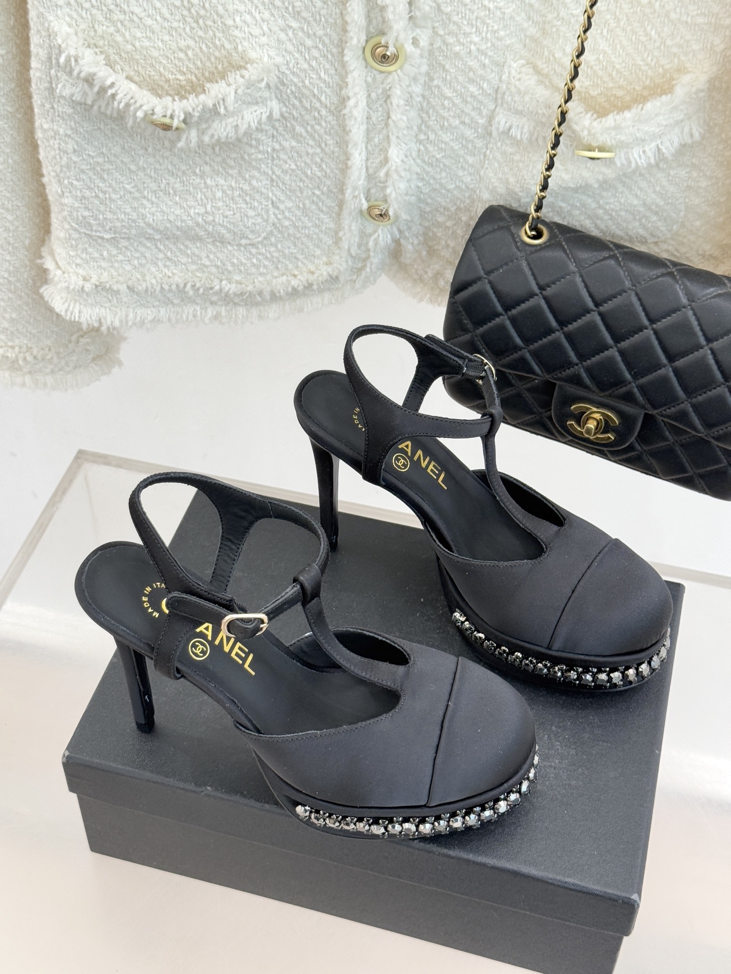 CHANE* ｜小香T字带拼色水钻防水台高跟凉鞋以T字带勾勒优雅脚背线条撞色拼接碰撞摩登格调鞋底水钻随步