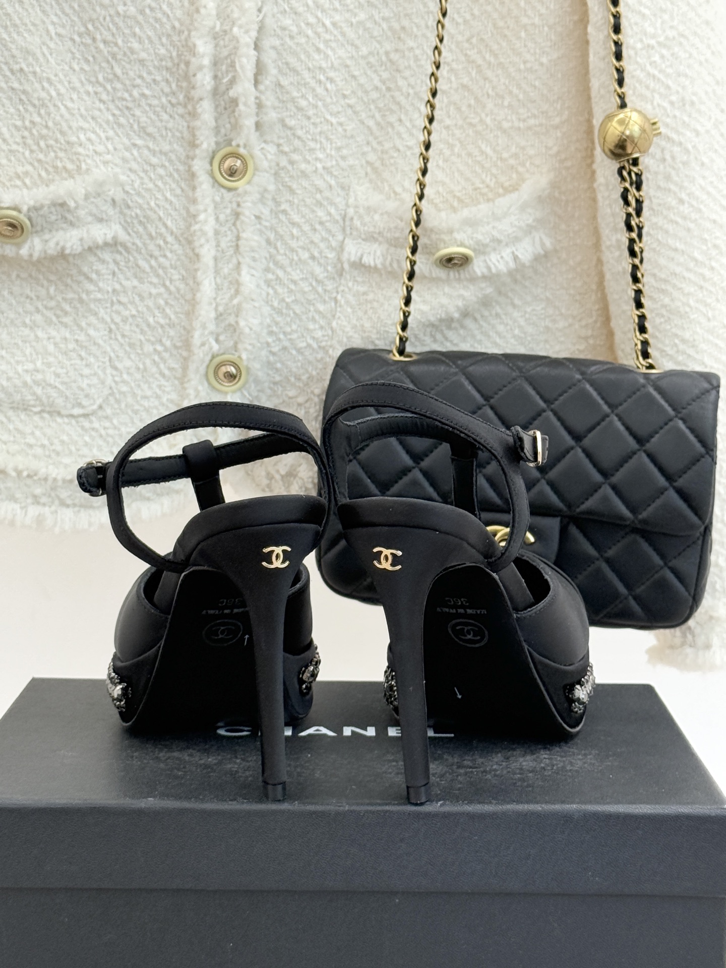 CHANE* ｜小香T字带拼色水钻防水台高跟凉鞋以T字带勾勒优雅脚背线条撞色拼接碰撞摩登格调鞋底水钻随步