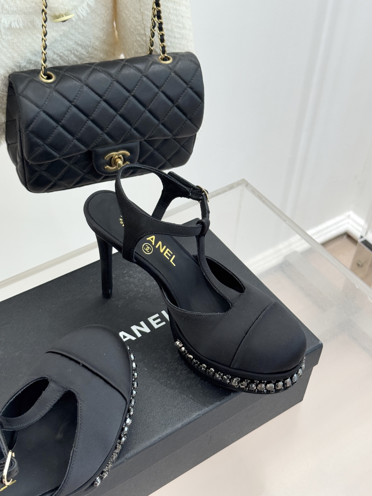 CHANE* ｜小香T字带拼色水钻防水台高跟凉鞋以T字带勾勒优雅脚背线条撞色拼接碰撞摩登格调鞋底水钻随步