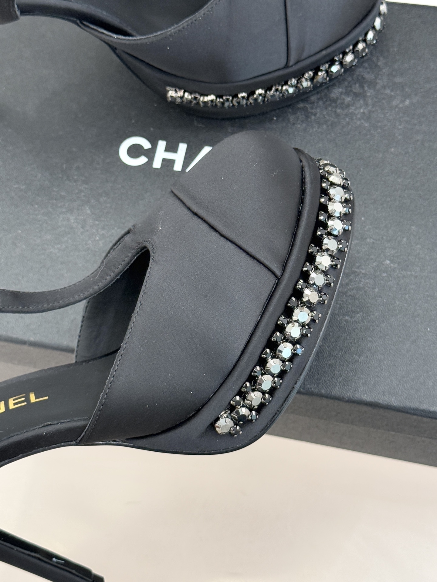 CHANE* ｜小香T字带拼色水钻防水台高跟凉鞋以T字带勾勒优雅脚背线条撞色拼接碰撞摩登格调鞋底水钻随步