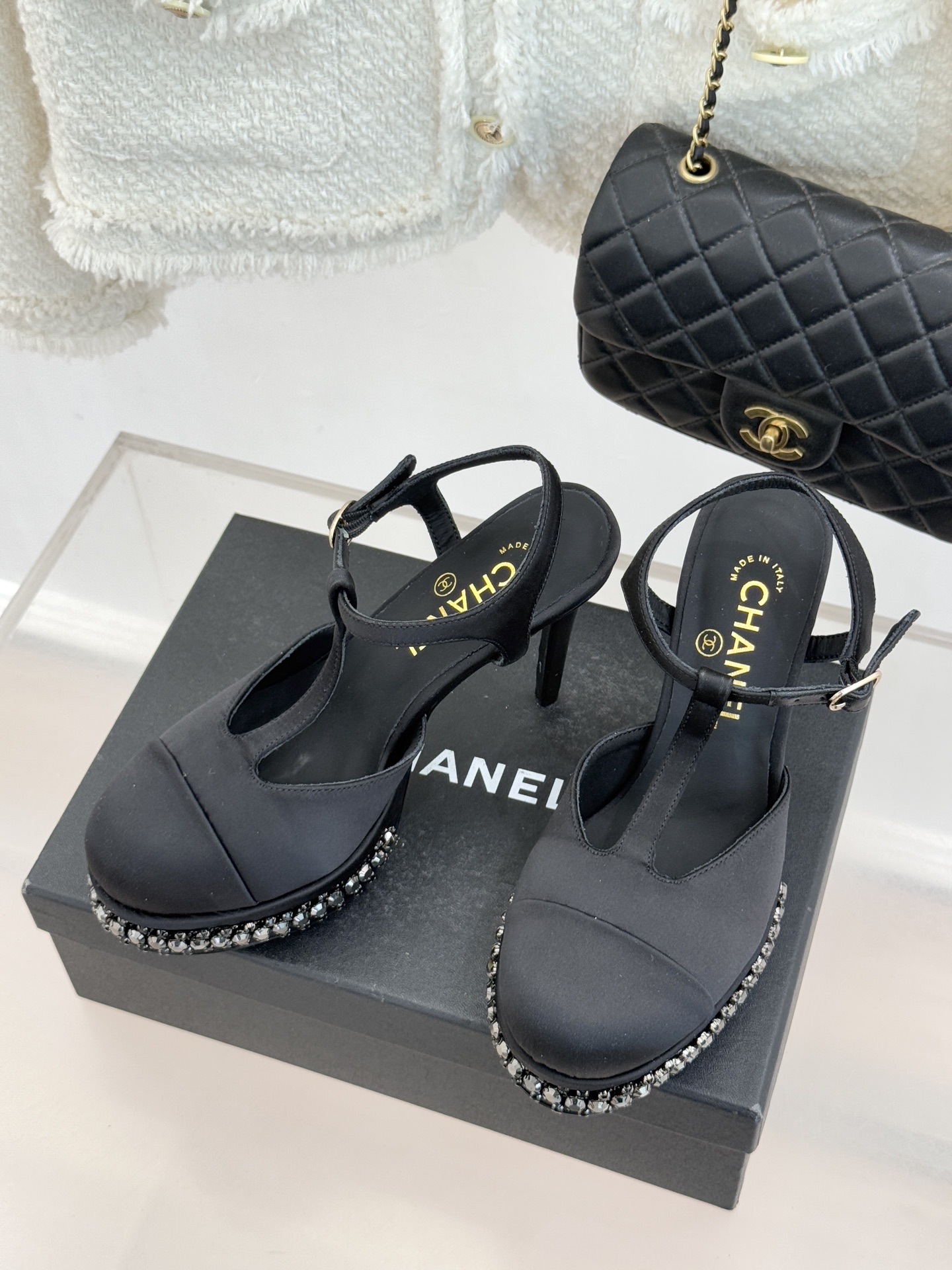 CHANE* ｜小香T字带拼色水钻防水台高跟凉鞋以T字带勾勒优雅脚背线条撞色拼接碰撞摩登格调鞋底水钻随步