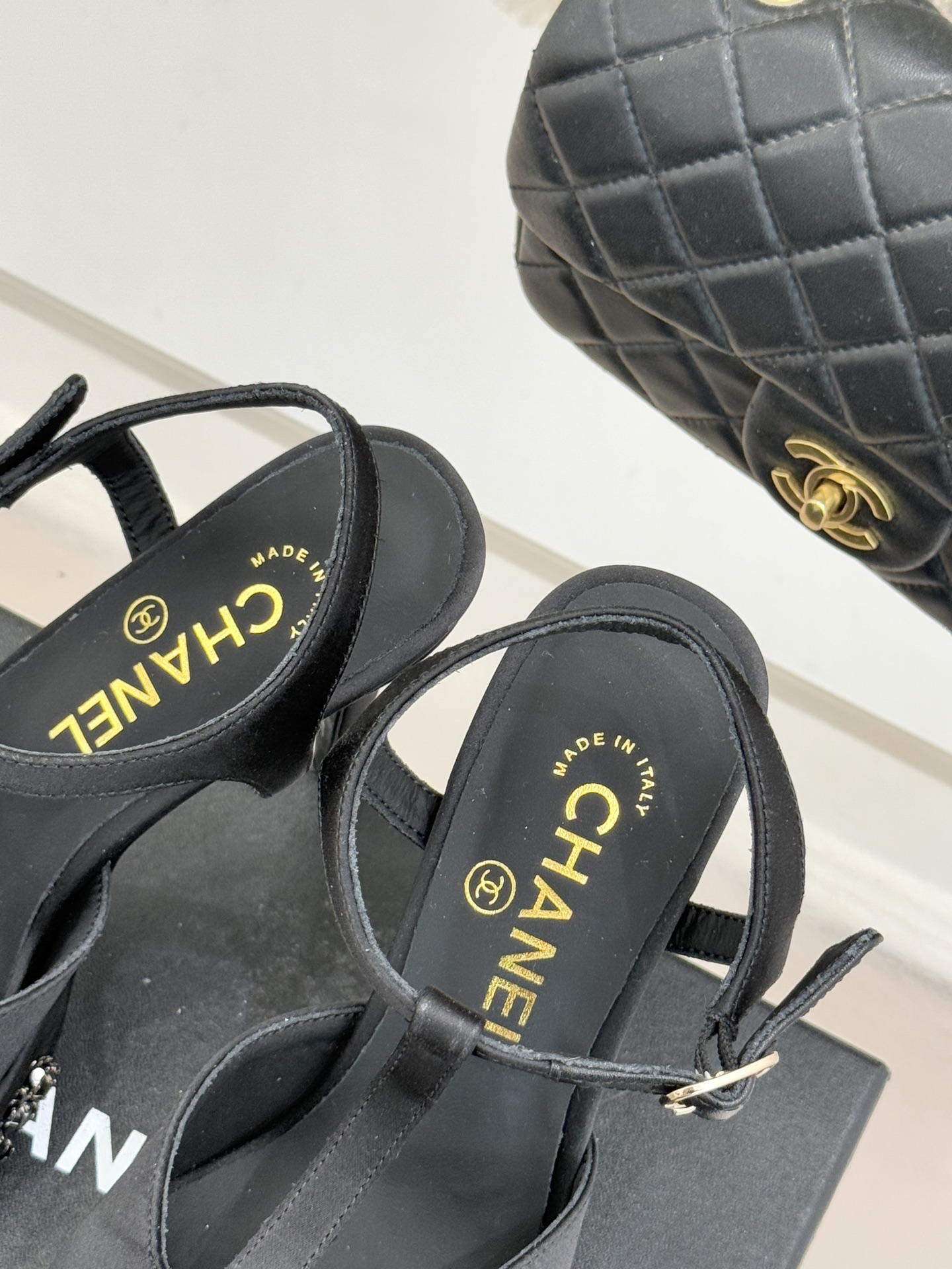 CHANE* ｜小香T字带拼色水钻防水台高跟凉鞋以T字带勾勒优雅脚背线条撞色拼接碰撞摩登格调鞋底水钻随步