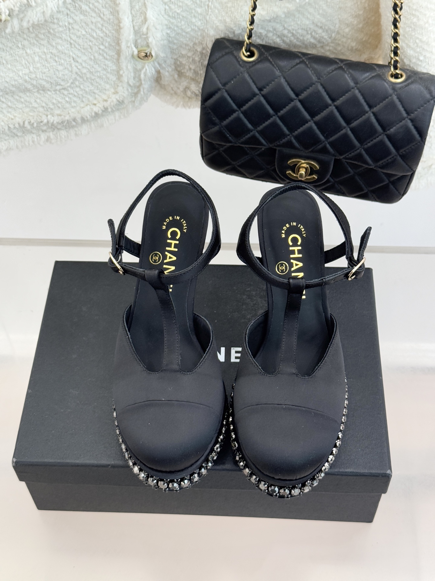 CHANE* ｜小香T字带拼色水钻防水台高跟凉鞋以T字带勾勒优雅脚背线条撞色拼接碰撞摩登格调鞋底水钻随步