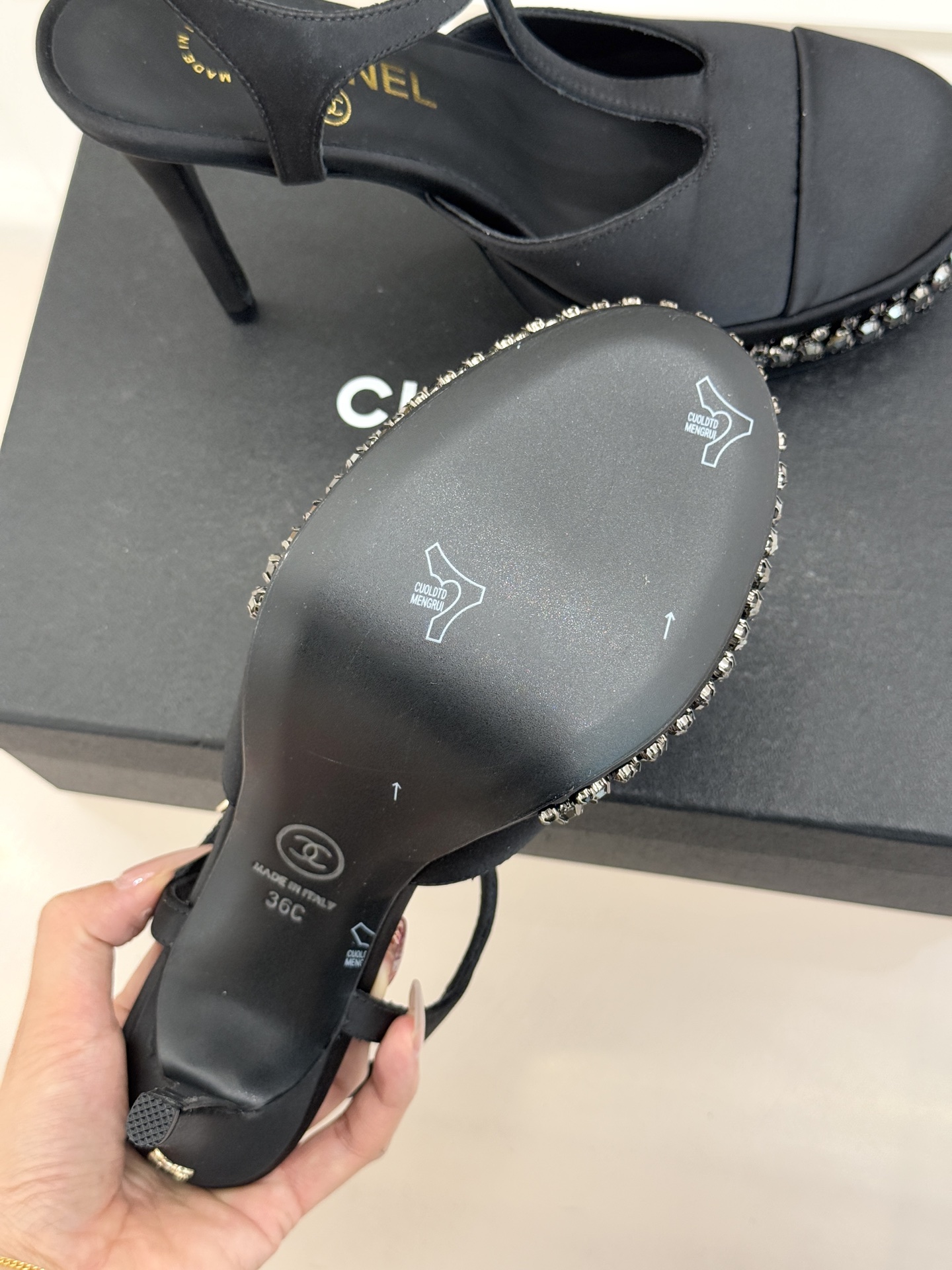 CHANE* ｜小香T字带拼色水钻防水台高跟凉鞋以T字带勾勒优雅脚背线条撞色拼接碰撞摩登格调鞋底水钻随步