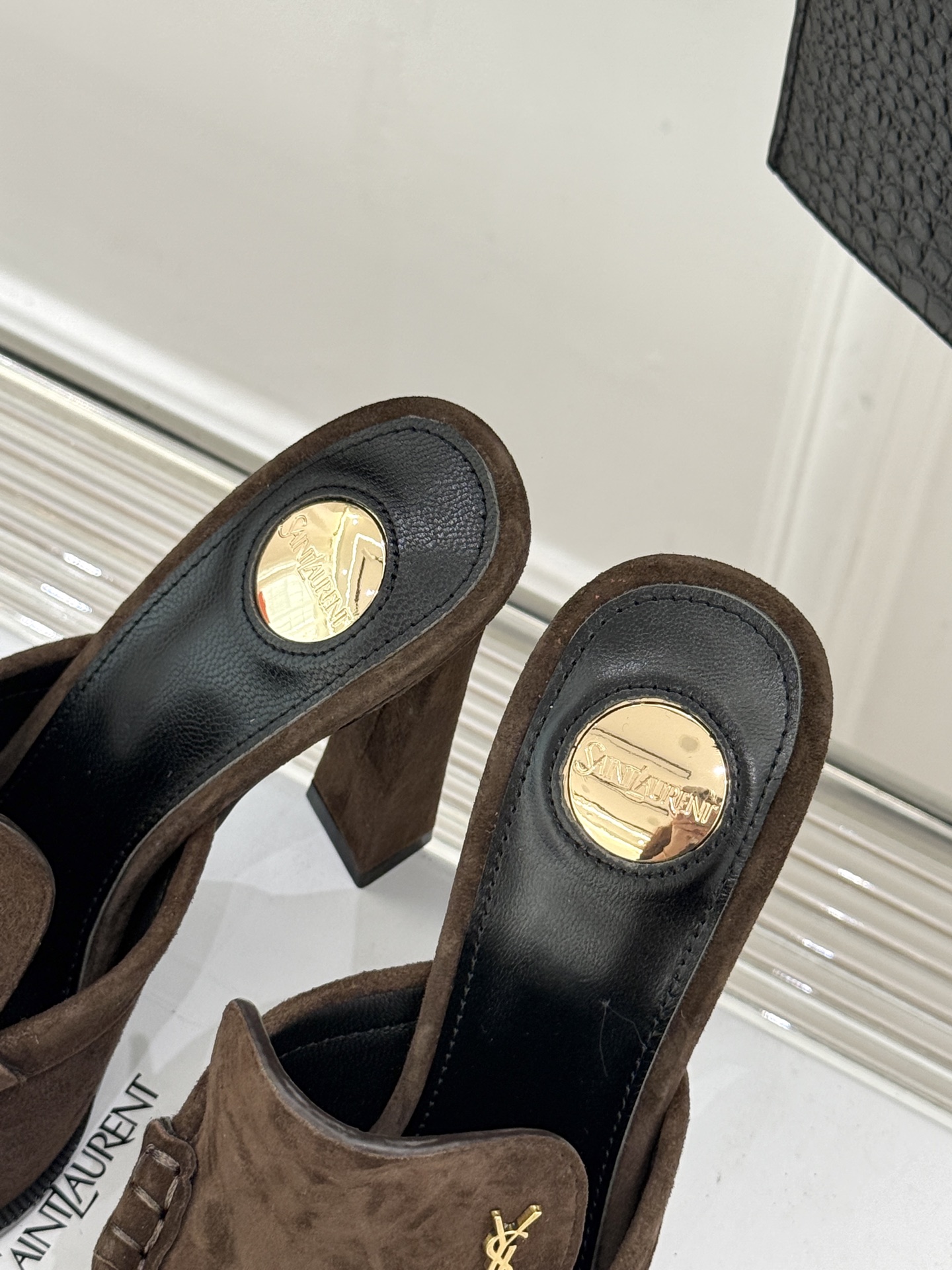 Saint Laurent /圣罗兰YSL26WF新品小logo高跟后空凉鞋拖鞋标志性的小logo是这双