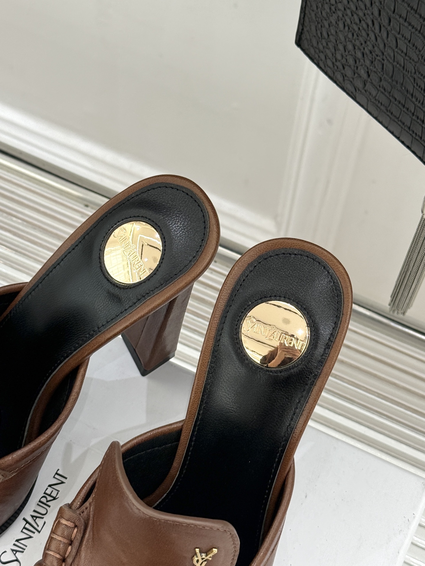 Saint Laurent /圣罗兰YSL26WF新品小logo高跟后空凉鞋拖鞋标志性的小logo是这双