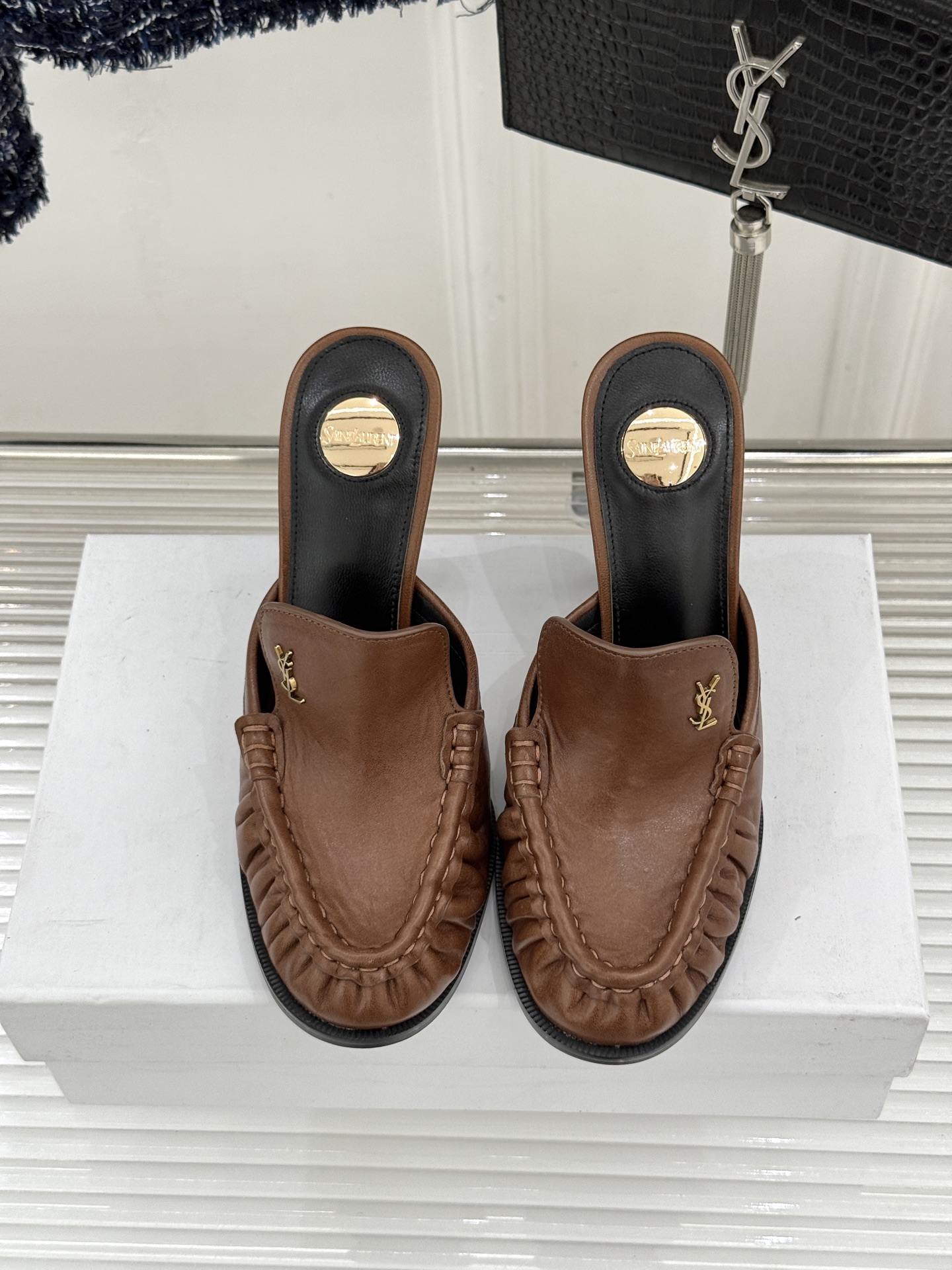 Saint Laurent /圣罗兰YSL26WF新品小logo高跟后空凉鞋拖鞋标志性的小logo是这双