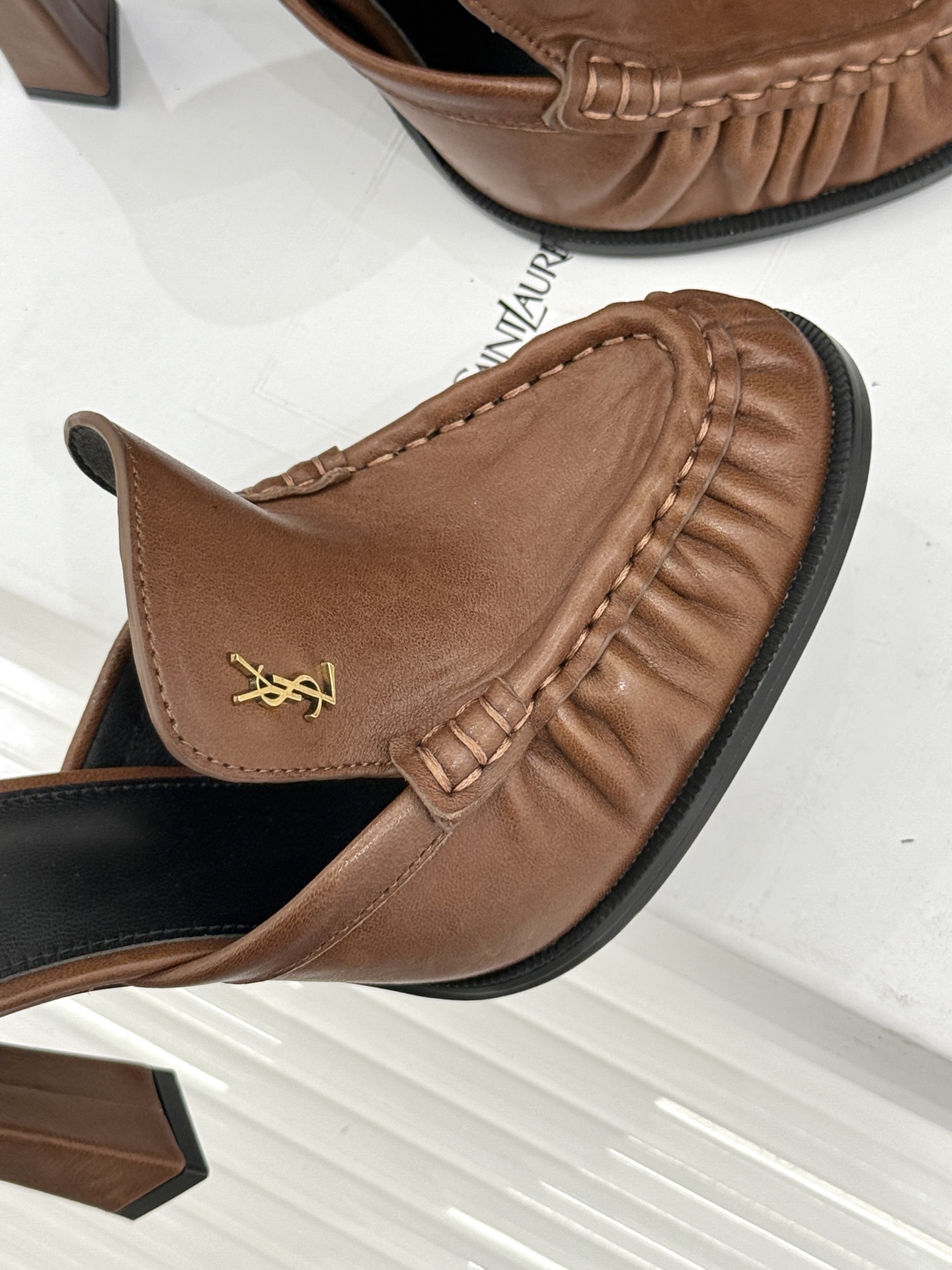 Saint Laurent /圣罗兰YSL26WF新品小logo高跟后空凉鞋拖鞋标志性的小logo是这双