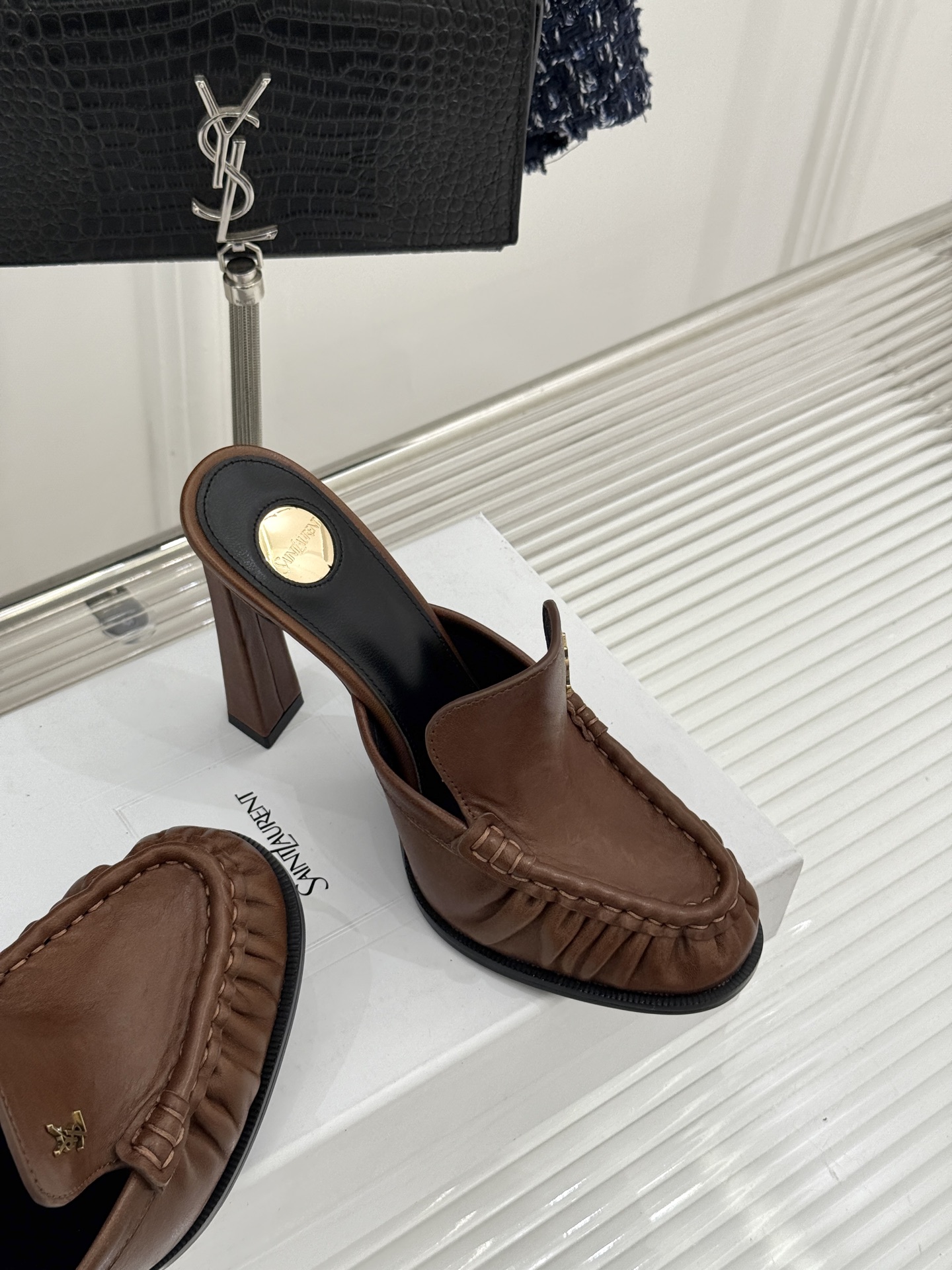 Saint Laurent /圣罗兰YSL26WF新品小logo高跟后空凉鞋拖鞋标志性的小logo是这双