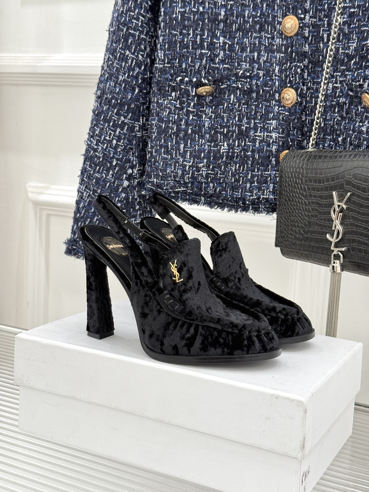 NO:748094,Saint Laurent / Saint Laurent YSL26WF new product small logo high-heeled sandals and slippers. The iconic small logo is the soul of this pair of shoes. It is presented on the shoe body in a low-key and exquisite manner. Different from the big and flamboyant logo, it is quiet but eye-catching. It outlines YSL's unique fashion DNA with simple lines and inadvertently reveals the brand's profound heritage. The classic almond-shaped design of the toe cleverly modifies the foot shape. The right heel height visually lengthens the foot line.  The slip-on design is suitable for fast-paced daily life. Every time you go out, it becomes a low-key and profound style souvenir due to the tacit blessing of this pair of shoes. The fabric is made of original customized leather. The inner foot pads are all sheepskin. The heel height is 10.5cm. The genuine leather outsole imported from Italy is size 35-39 (customized on 40/41/42). No. 87420260308, half-slip high heels, saint laurent, saint laurent, saint.  laurent,sandals,high heels,slippers,sheepskin,Leather soles19860909Saint Laurent /圣罗兰YSL26WF新品 小logo高跟后空凉鞋拖鞋 标志性的小logo是这双鞋的灵魂所在 以低调而精致的姿态呈现于鞋身之上. 不同于张扬的大标识 它安静却醒目 用简洁线条勾勒出YSL独有的时尚DNA 在不经意间透露出品牌的深厚底蕴 鞋头的经典杏仁形设计 巧妙修饰脚型 恰到好处的跟高 视觉上拉长足部线条 一脚蹬懒人设计适配快节奏日常 每一次出行 都因这双鞋的默契加持 成为低调又深刻的风格纪念. 面料采用原版定制皮料 内里垫脚均为羊皮 跟高10.5cm 意大利进口真皮大底 size35-39（40/41/42定制） 编号87420260308,半拖高跟鞋,saint laurent,saint laurent,saint laurent,sandals,high heels,slippers,sheepskin,Leather soles,Women's Shoes