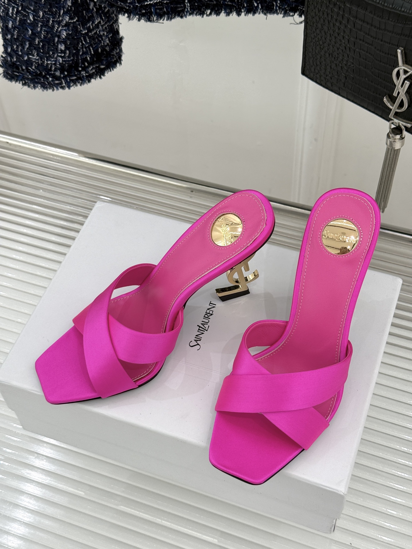 Saint Laurent /圣罗兰YSL经典真丝交叉带字母跟方头高跟拖鞋以巴黎冷艳美学定义高阶慵懒。顺