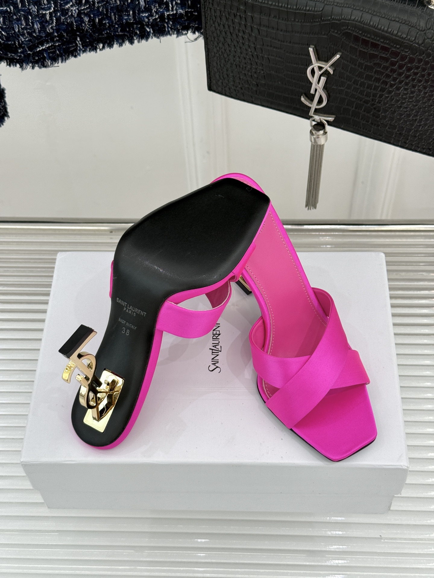 Saint Laurent /圣罗兰YSL经典真丝交叉带字母跟方头高跟拖鞋以巴黎冷艳美学定义高阶慵懒。顺