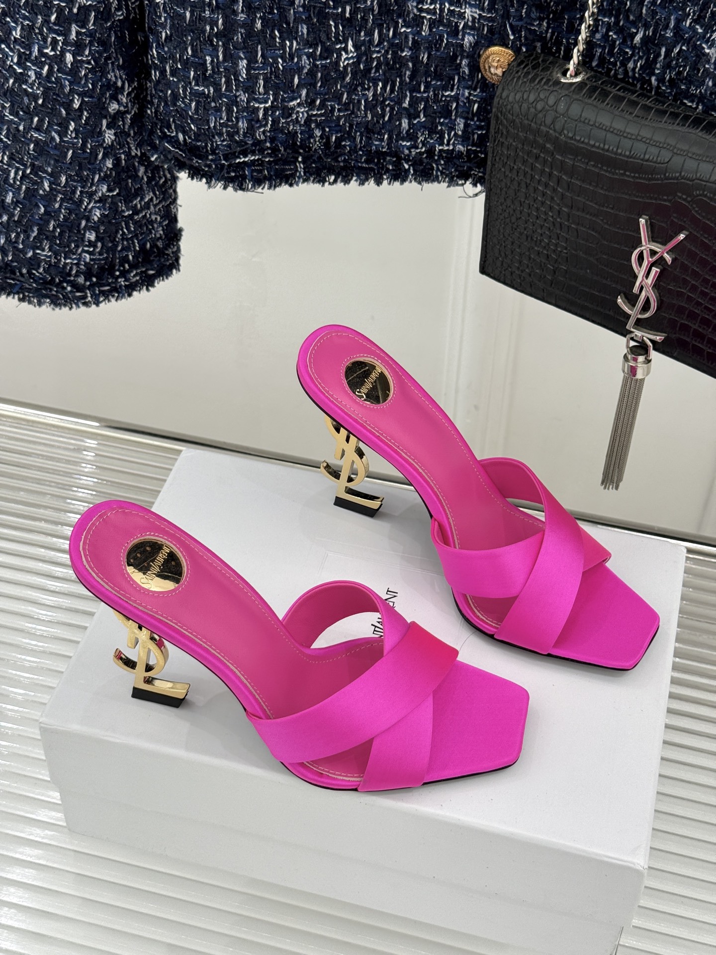 Saint Laurent /圣罗兰YSL经典真丝交叉带字母跟方头高跟拖鞋以巴黎冷艳美学定义高阶慵懒。顺