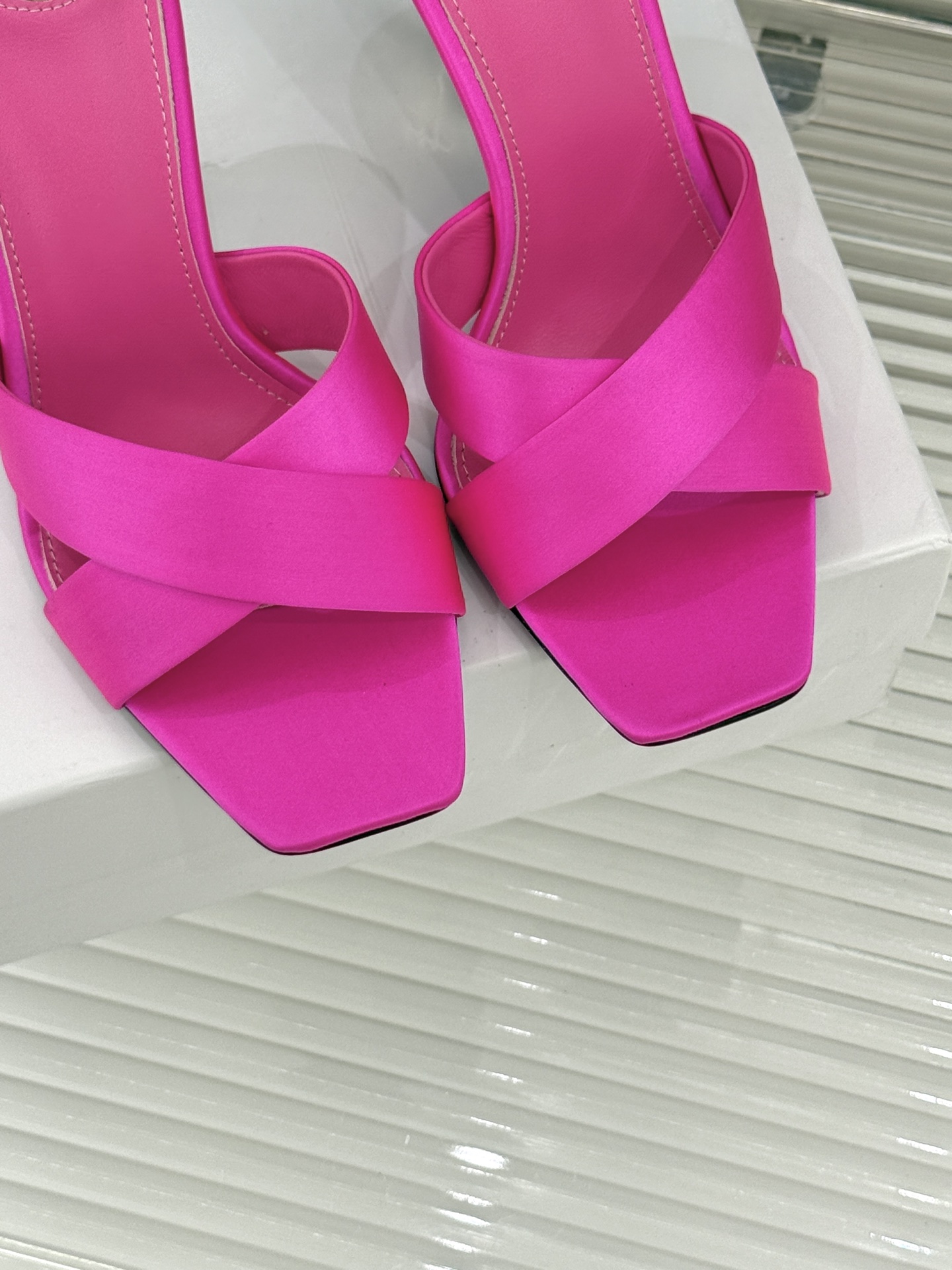 Saint Laurent /圣罗兰YSL经典真丝交叉带字母跟方头高跟拖鞋以巴黎冷艳美学定义高阶慵懒。顺