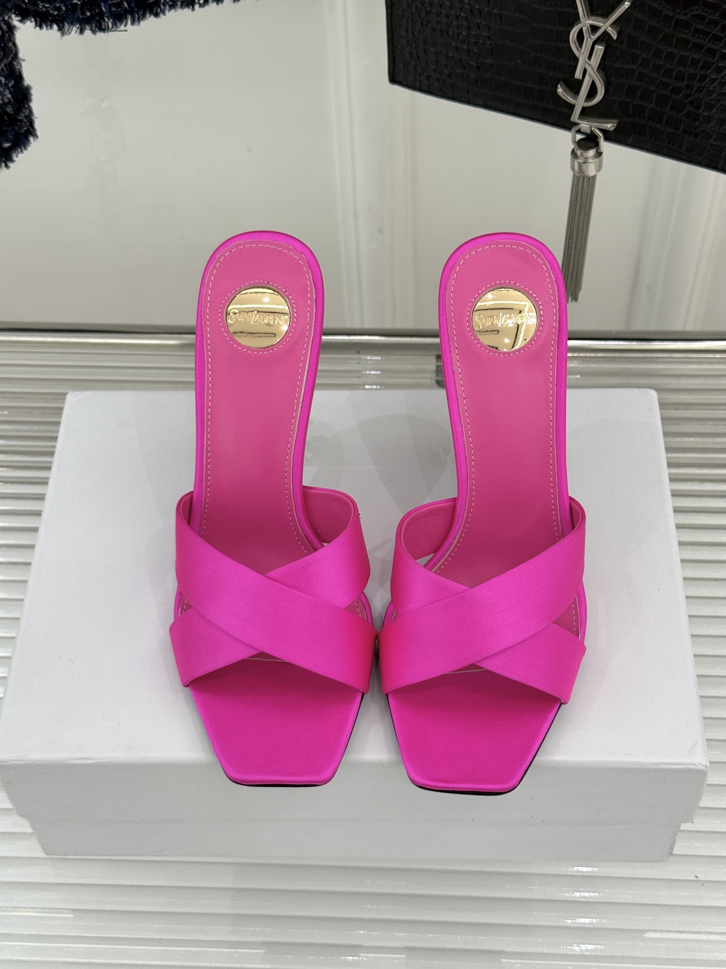 Saint Laurent /圣罗兰YSL经典真丝交叉带字母跟方头高跟拖鞋以巴黎冷艳美学定义高阶慵懒。顺