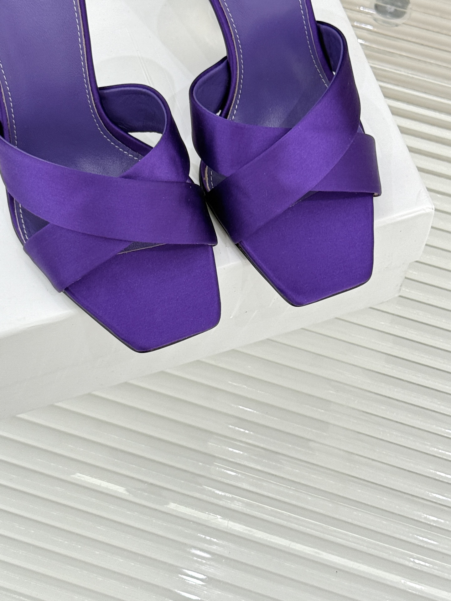 Saint Laurent /圣罗兰YSL经典真丝交叉带字母跟方头高跟拖鞋以巴黎冷艳美学定义高阶慵懒。顺