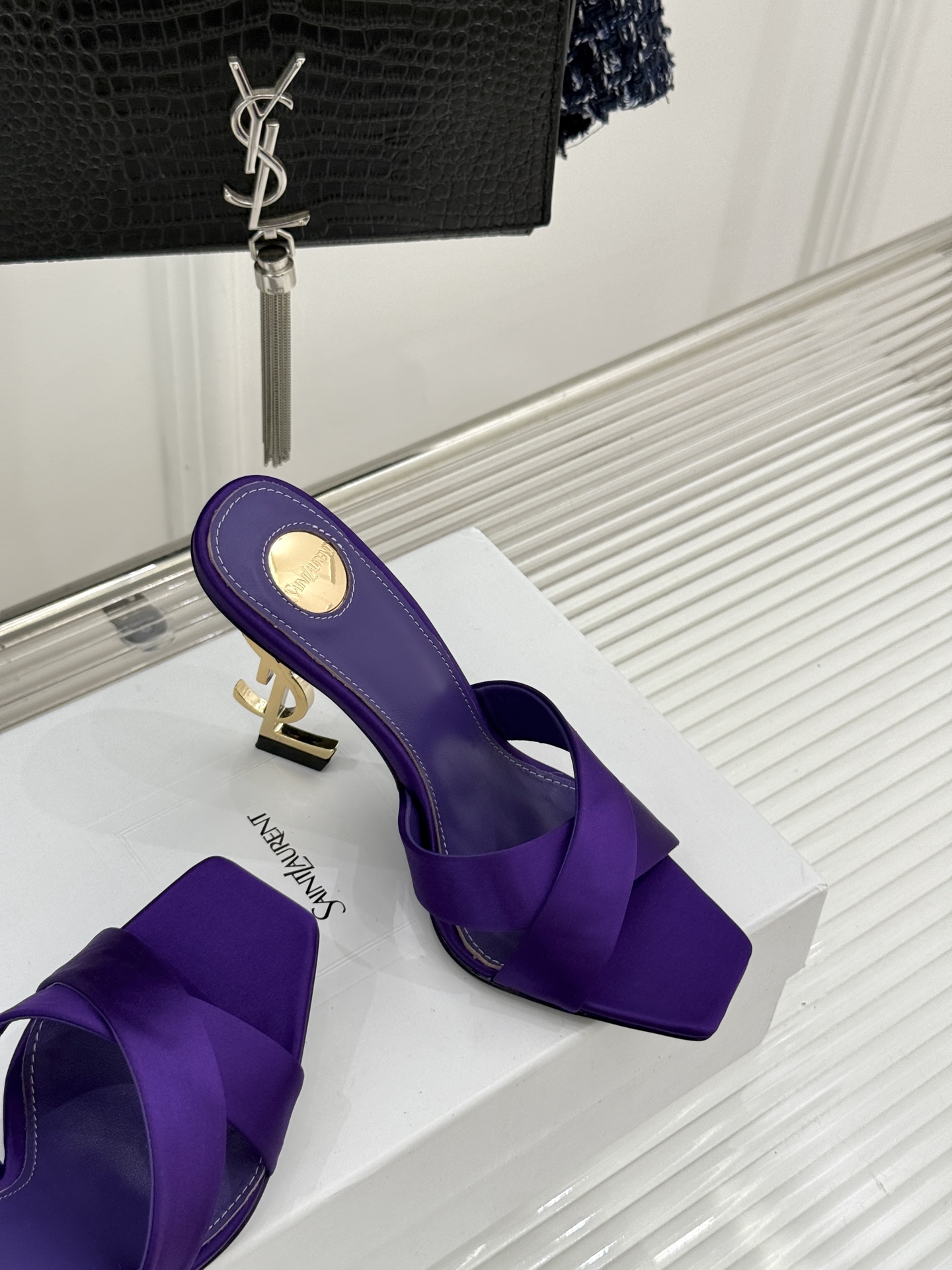 Saint Laurent /圣罗兰YSL经典真丝交叉带字母跟方头高跟拖鞋以巴黎冷艳美学定义高阶慵懒。顺