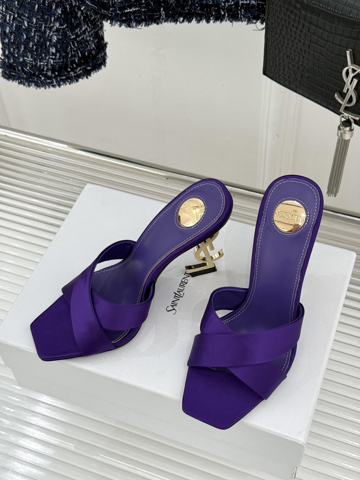 Saint Laurent /圣罗兰YSL经典真丝交叉带字母跟方头高跟拖鞋以巴黎冷艳美学定义高阶慵懒。顺