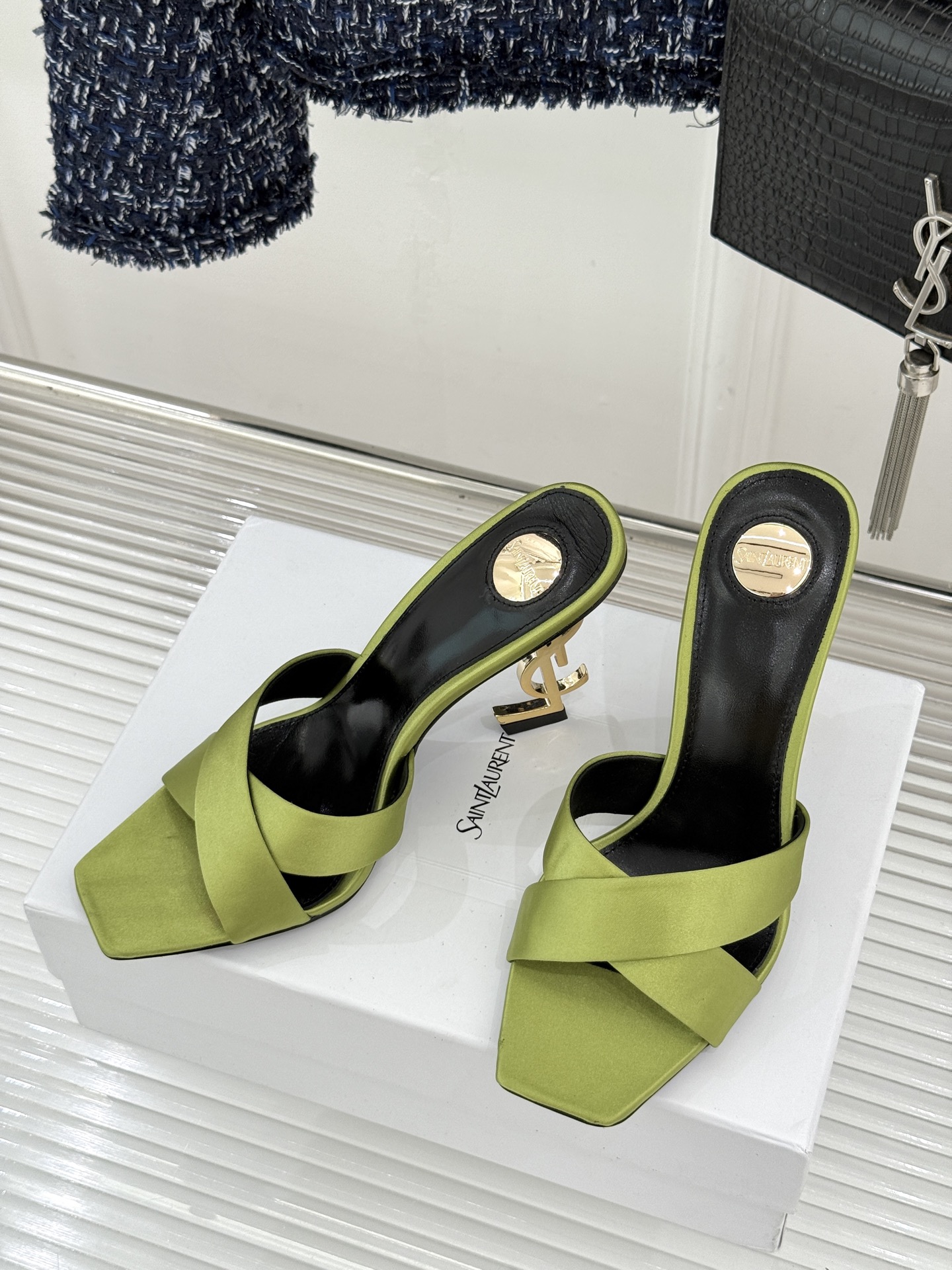Saint Laurent /圣罗兰YSL经典真丝交叉带字母跟方头高跟拖鞋以巴黎冷艳美学定义高阶慵懒。顺