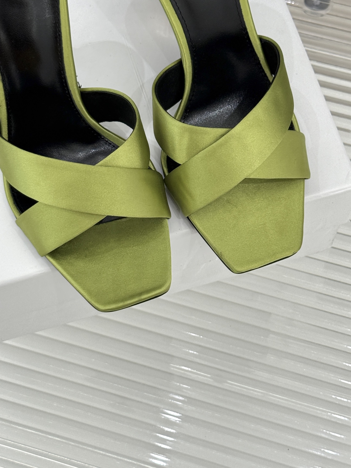 Saint Laurent /圣罗兰YSL经典真丝交叉带字母跟方头高跟拖鞋以巴黎冷艳美学定义高阶慵懒。顺