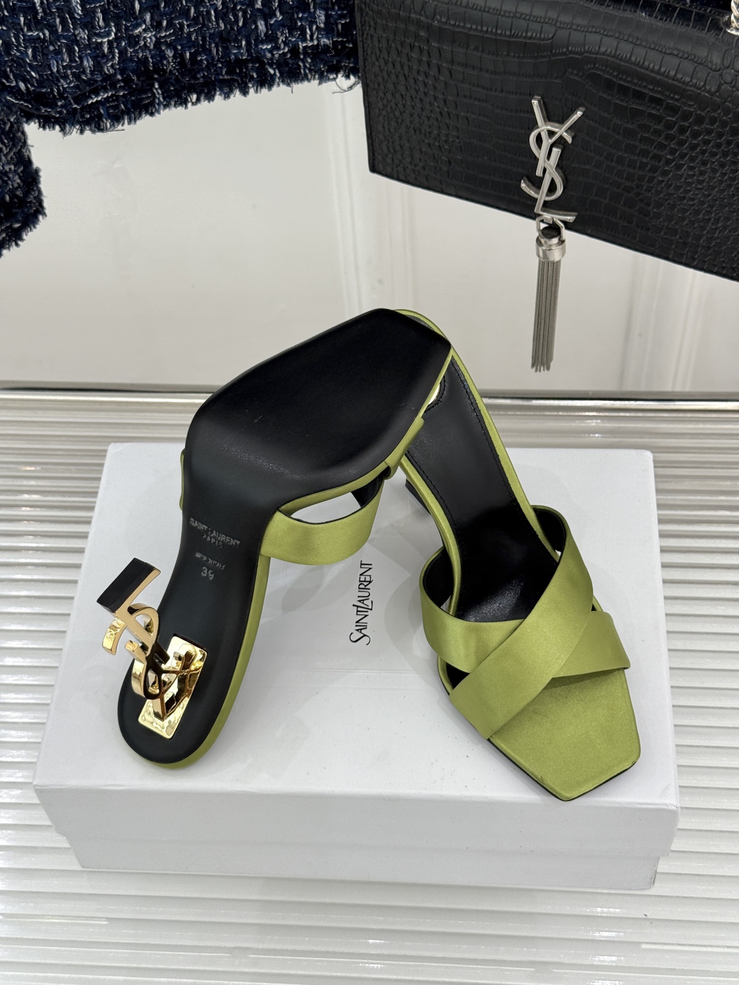 Saint Laurent /圣罗兰YSL经典真丝交叉带字母跟方头高跟拖鞋以巴黎冷艳美学定义高阶慵懒。顺