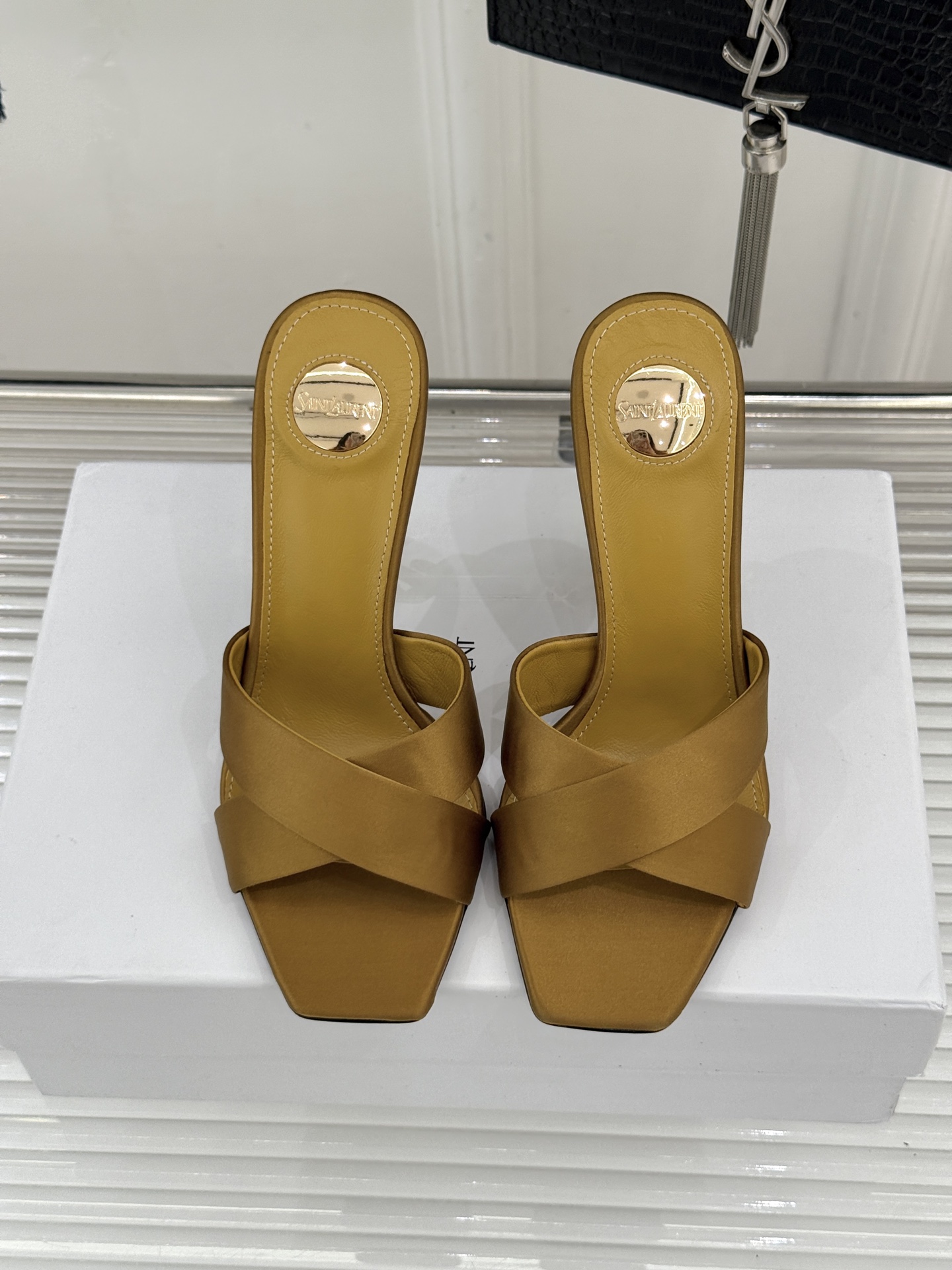 Saint Laurent /圣罗兰YSL经典真丝交叉带字母跟方头高跟拖鞋以巴黎冷艳美学定义高阶慵懒。顺