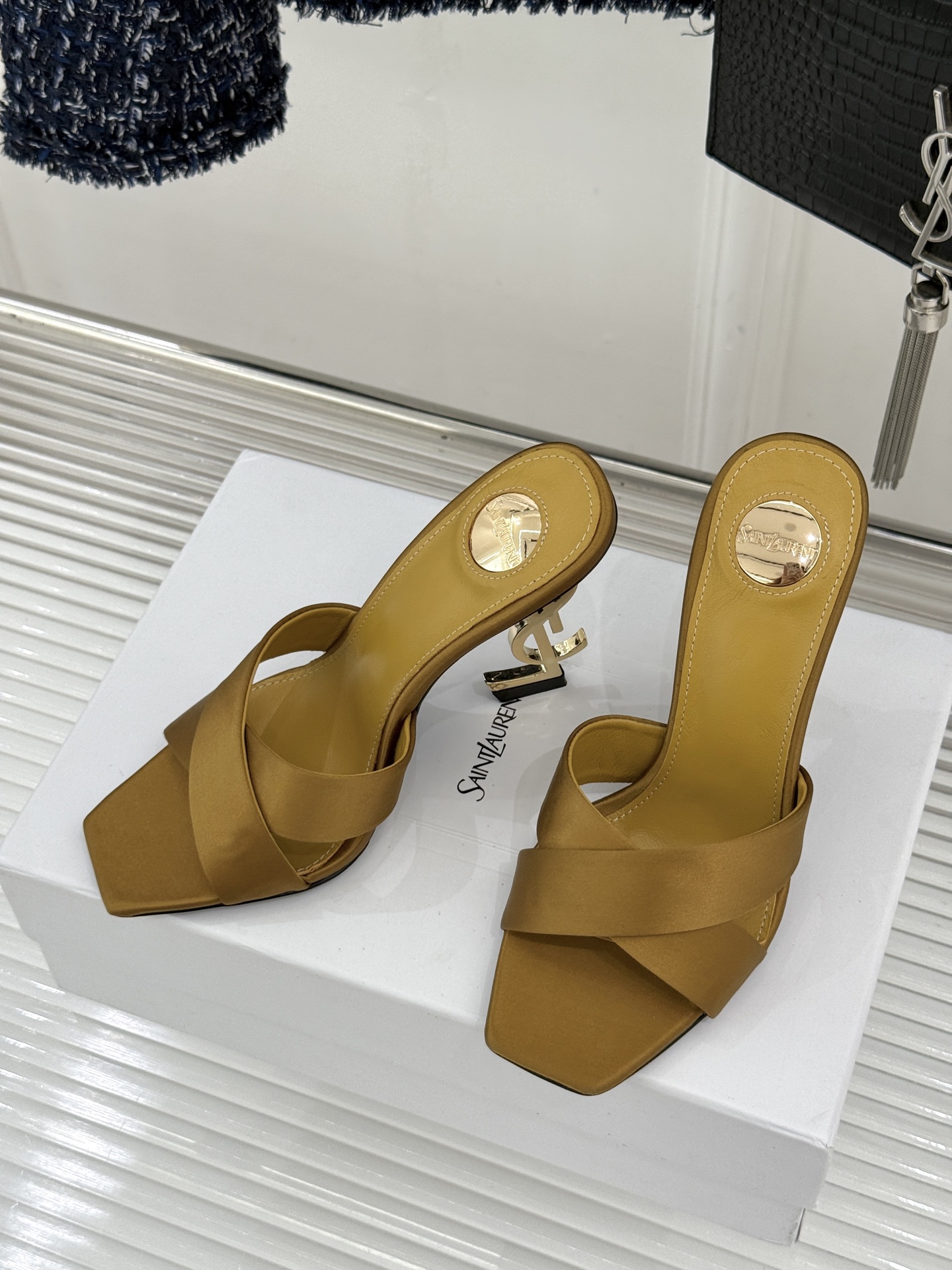 Saint Laurent /圣罗兰YSL经典真丝交叉带字母跟方头高跟拖鞋以巴黎冷艳美学定义高阶慵懒。顺