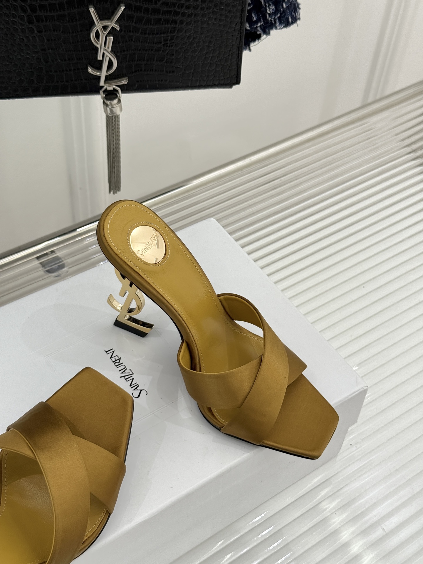 Saint Laurent /圣罗兰YSL经典真丝交叉带字母跟方头高跟拖鞋以巴黎冷艳美学定义高阶慵懒。顺