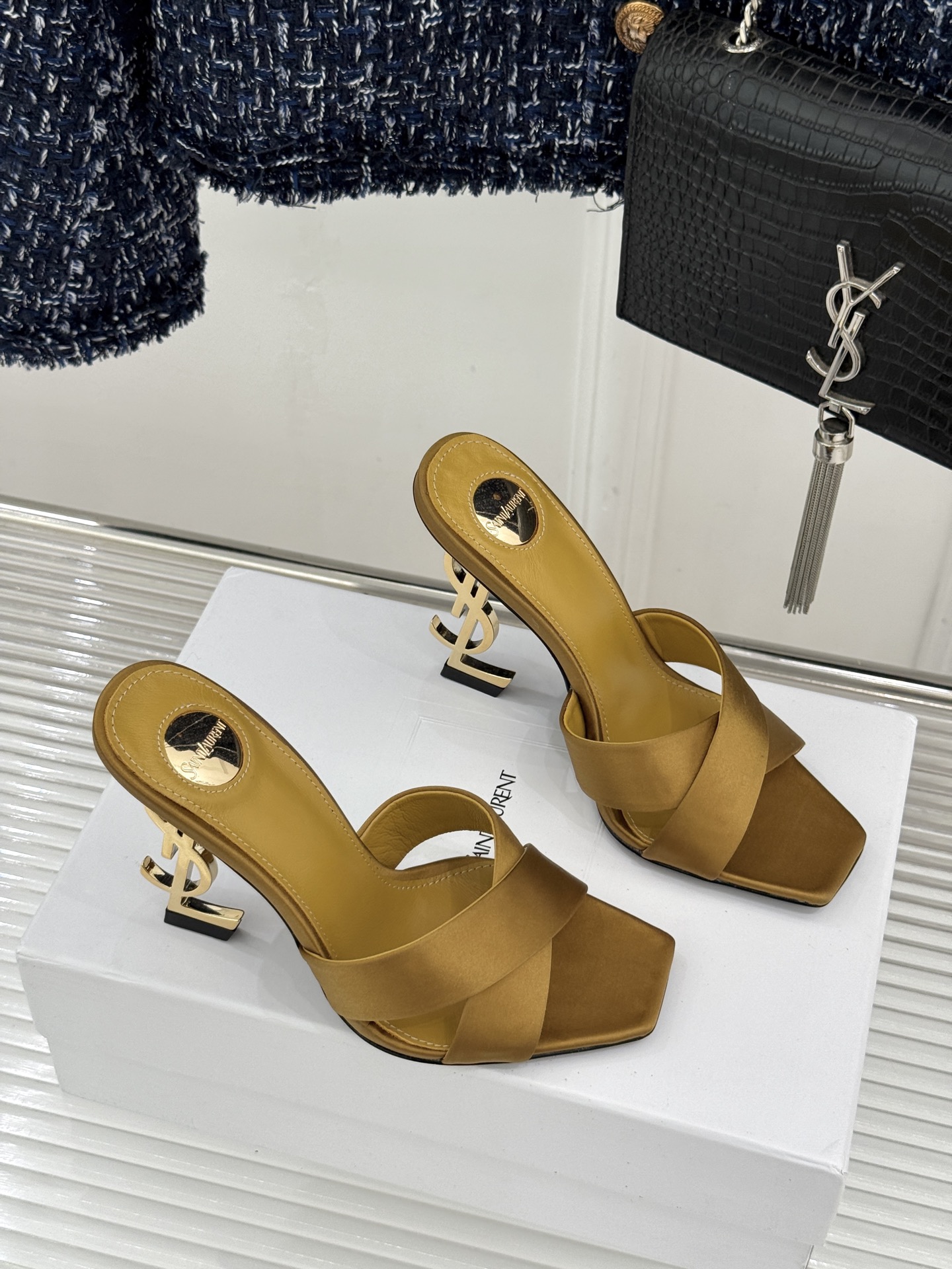 Saint Laurent /圣罗兰YSL经典真丝交叉带字母跟方头高跟拖鞋以巴黎冷艳美学定义高阶慵懒。顺