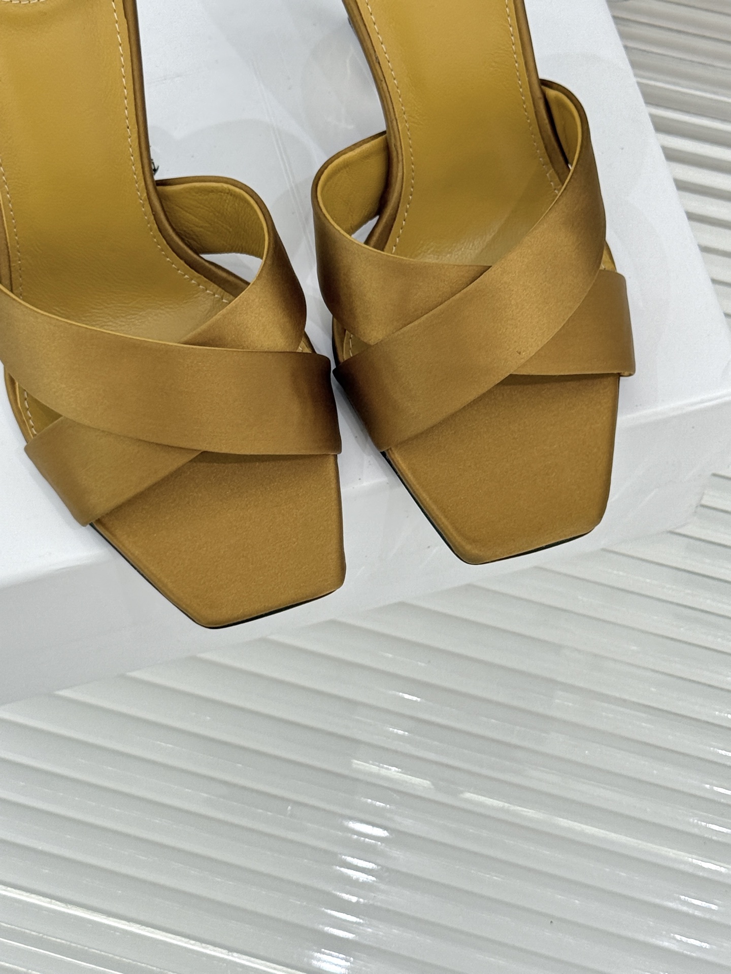 Saint Laurent /圣罗兰YSL经典真丝交叉带字母跟方头高跟拖鞋以巴黎冷艳美学定义高阶慵懒。顺