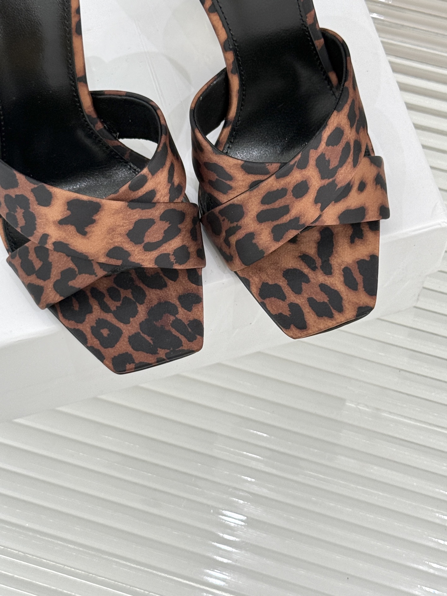 Saint Laurent /圣罗兰YSL经典真丝交叉带字母跟方头高跟拖鞋以巴黎冷艳美学定义高阶慵懒。顺