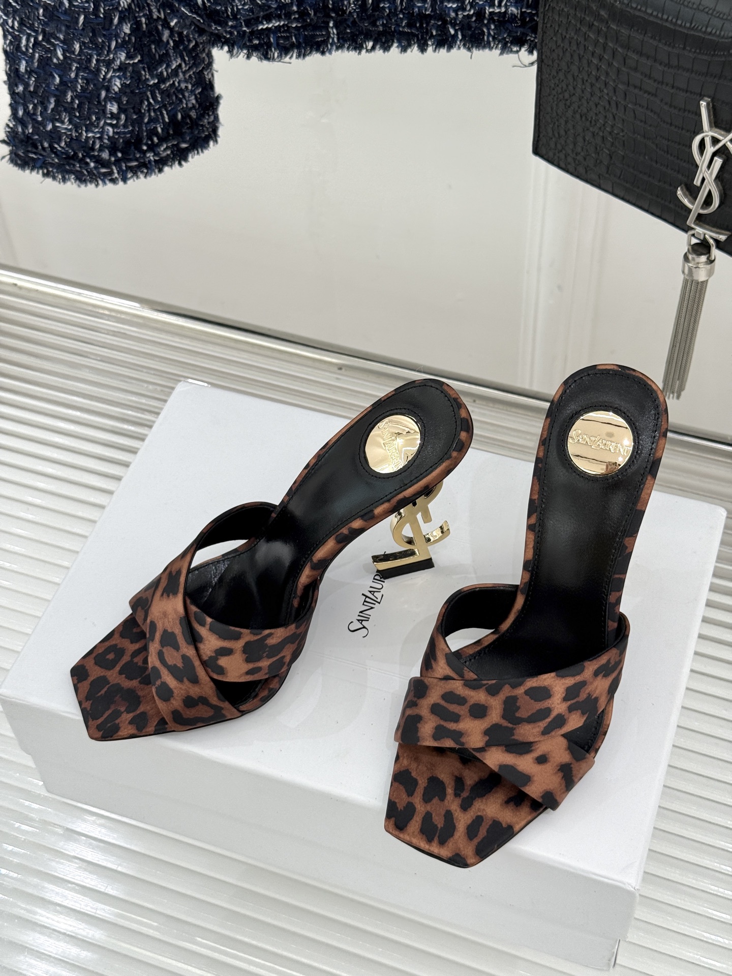 Saint Laurent /圣罗兰YSL经典真丝交叉带字母跟方头高跟拖鞋以巴黎冷艳美学定义高阶慵懒。顺