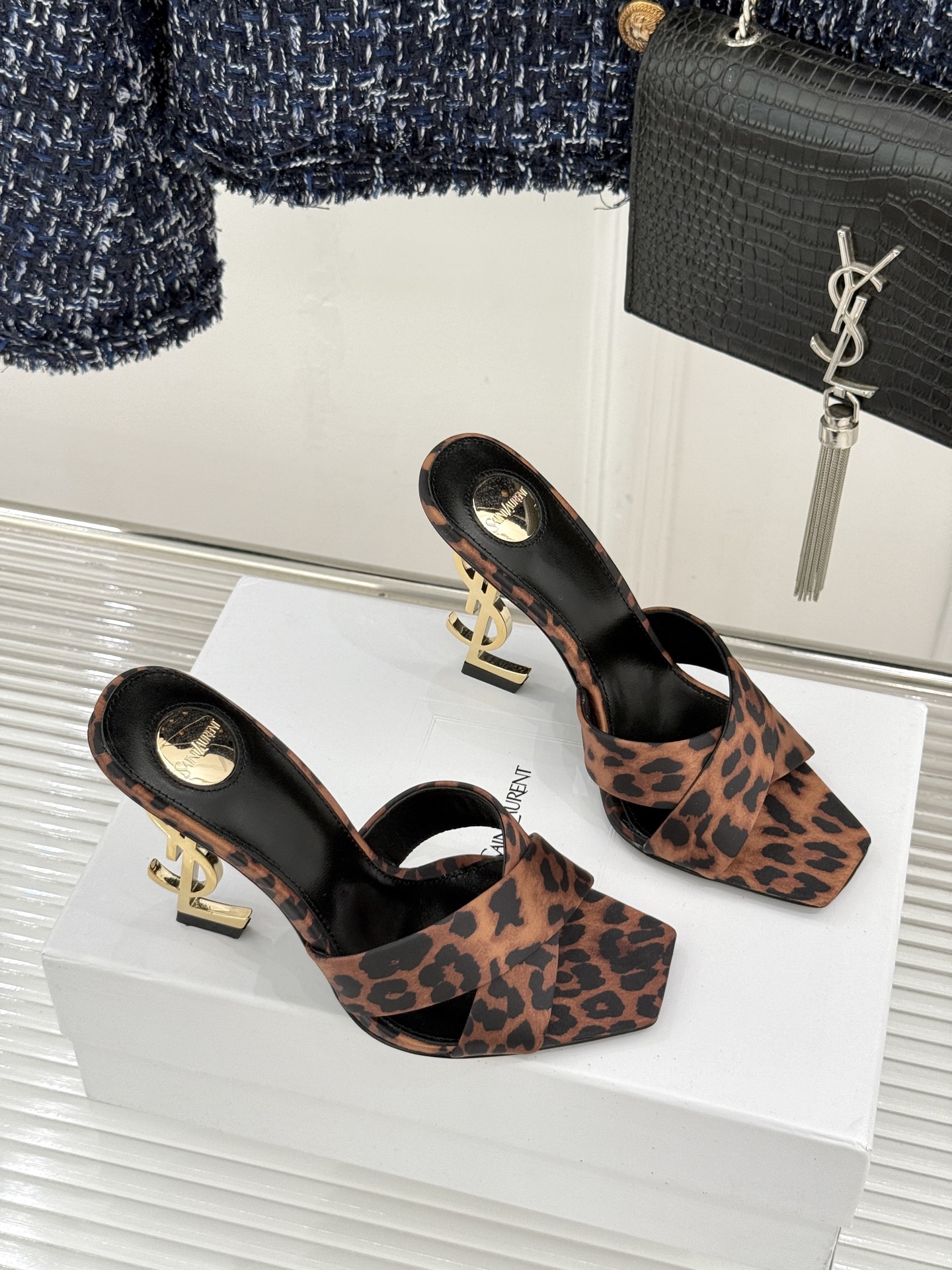 Saint Laurent /圣罗兰YSL经典真丝交叉带字母跟方头高跟拖鞋以巴黎冷艳美学定义高阶慵懒。顺