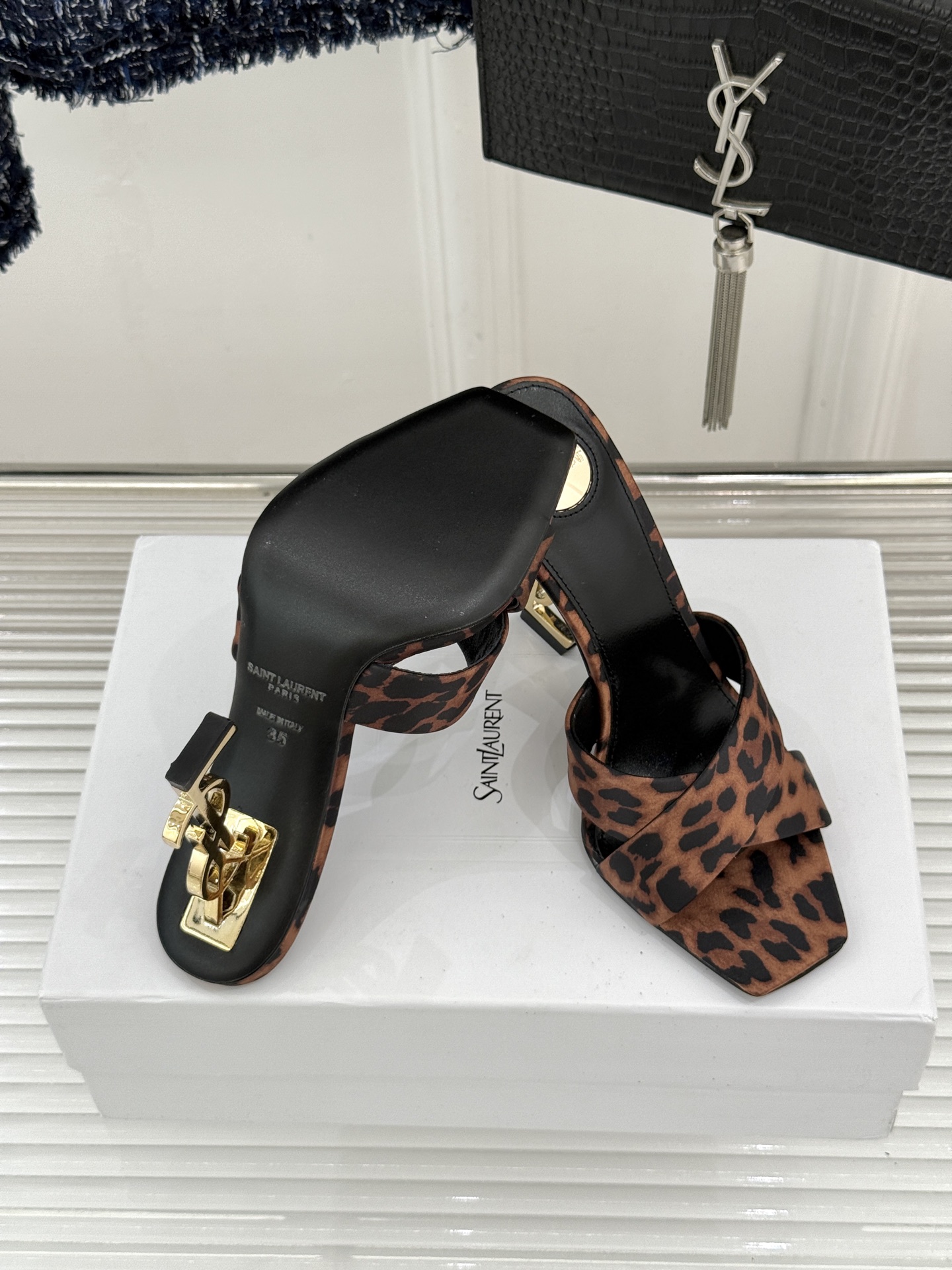 Saint Laurent /圣罗兰YSL经典真丝交叉带字母跟方头高跟拖鞋以巴黎冷艳美学定义高阶慵懒。顺