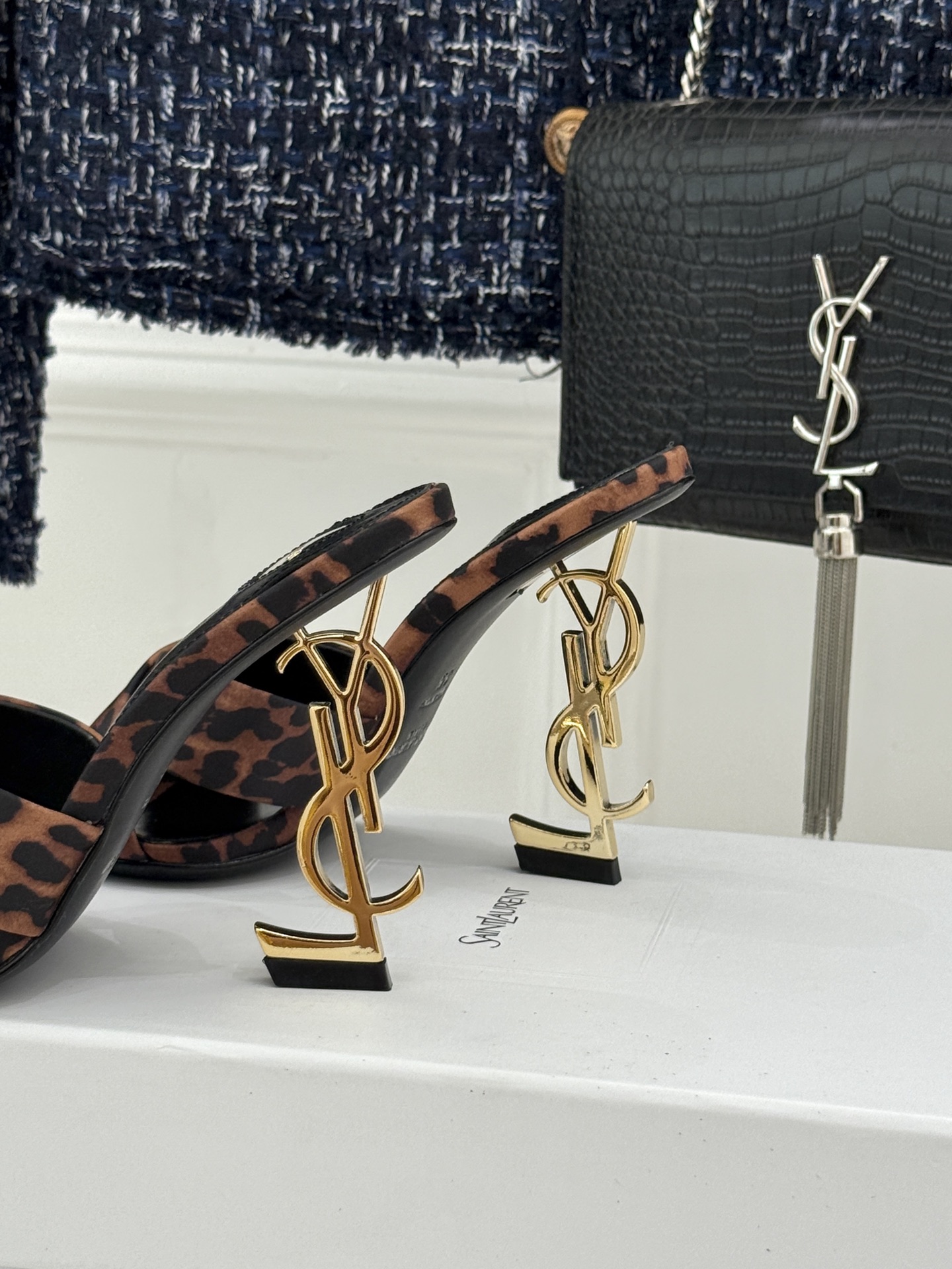 Saint Laurent /圣罗兰YSL经典真丝交叉带字母跟方头高跟拖鞋以巴黎冷艳美学定义高阶慵懒。顺