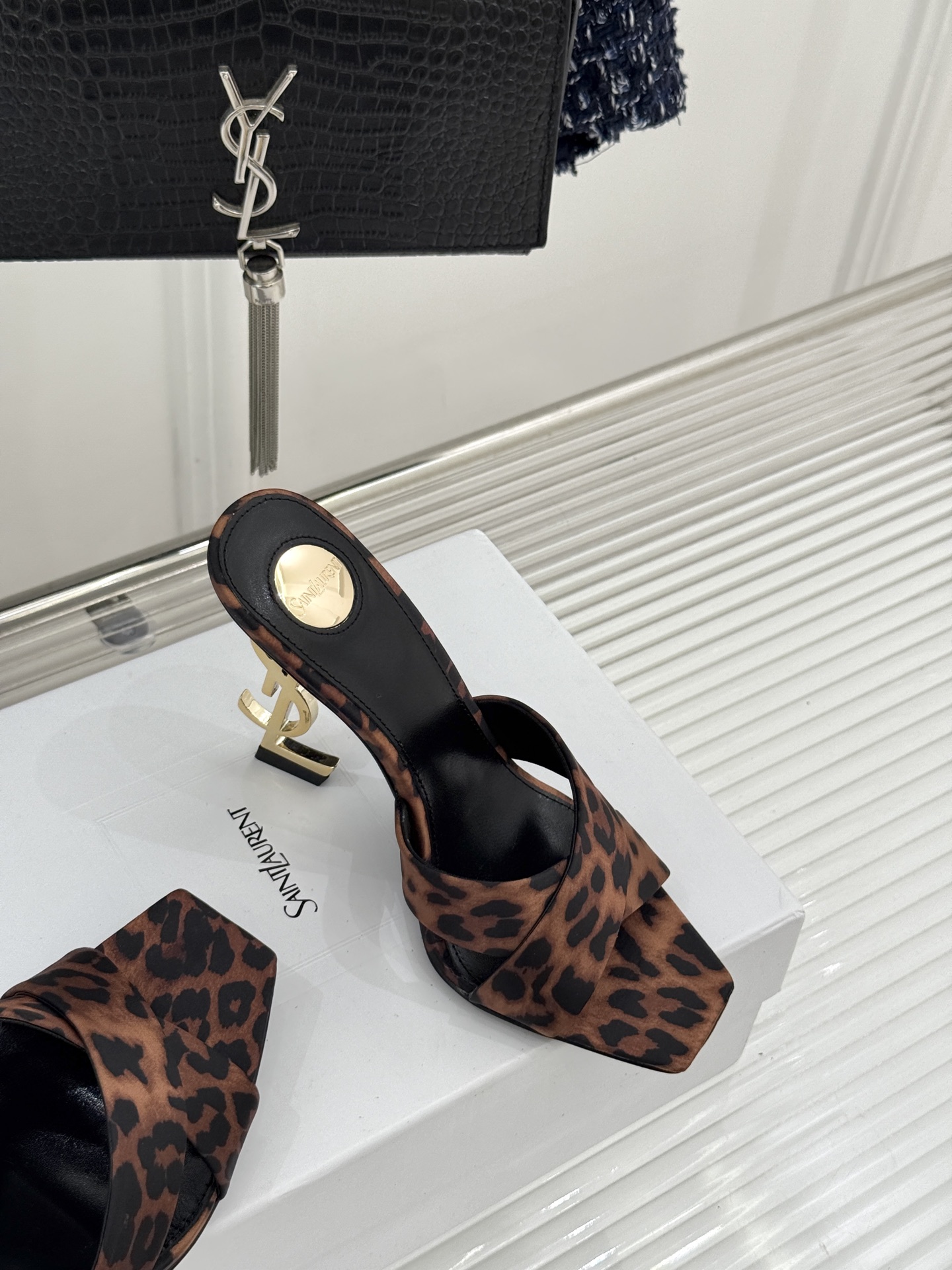 Saint Laurent /圣罗兰YSL经典真丝交叉带字母跟方头高跟拖鞋以巴黎冷艳美学定义高阶慵懒。顺