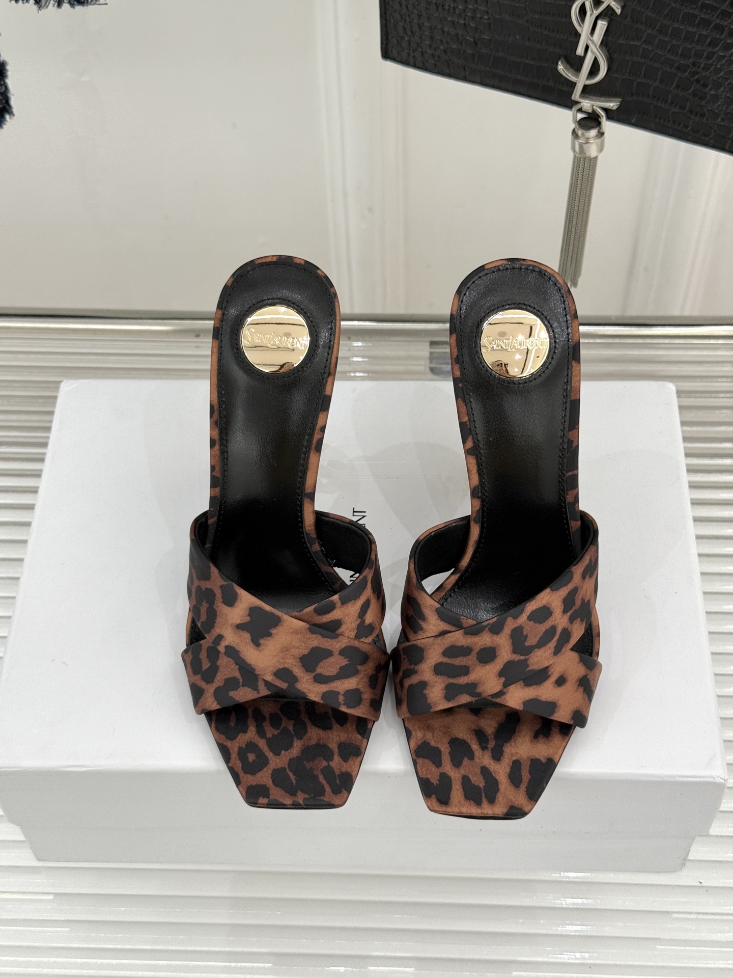 Saint Laurent /圣罗兰YSL经典真丝交叉带字母跟方头高跟拖鞋以巴黎冷艳美学定义高阶慵懒。顺