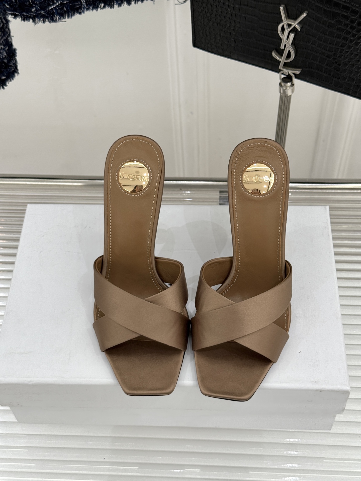 Saint Laurent /圣罗兰YSL经典真丝交叉带字母跟方头高跟拖鞋以巴黎冷艳美学定义高阶慵懒。顺