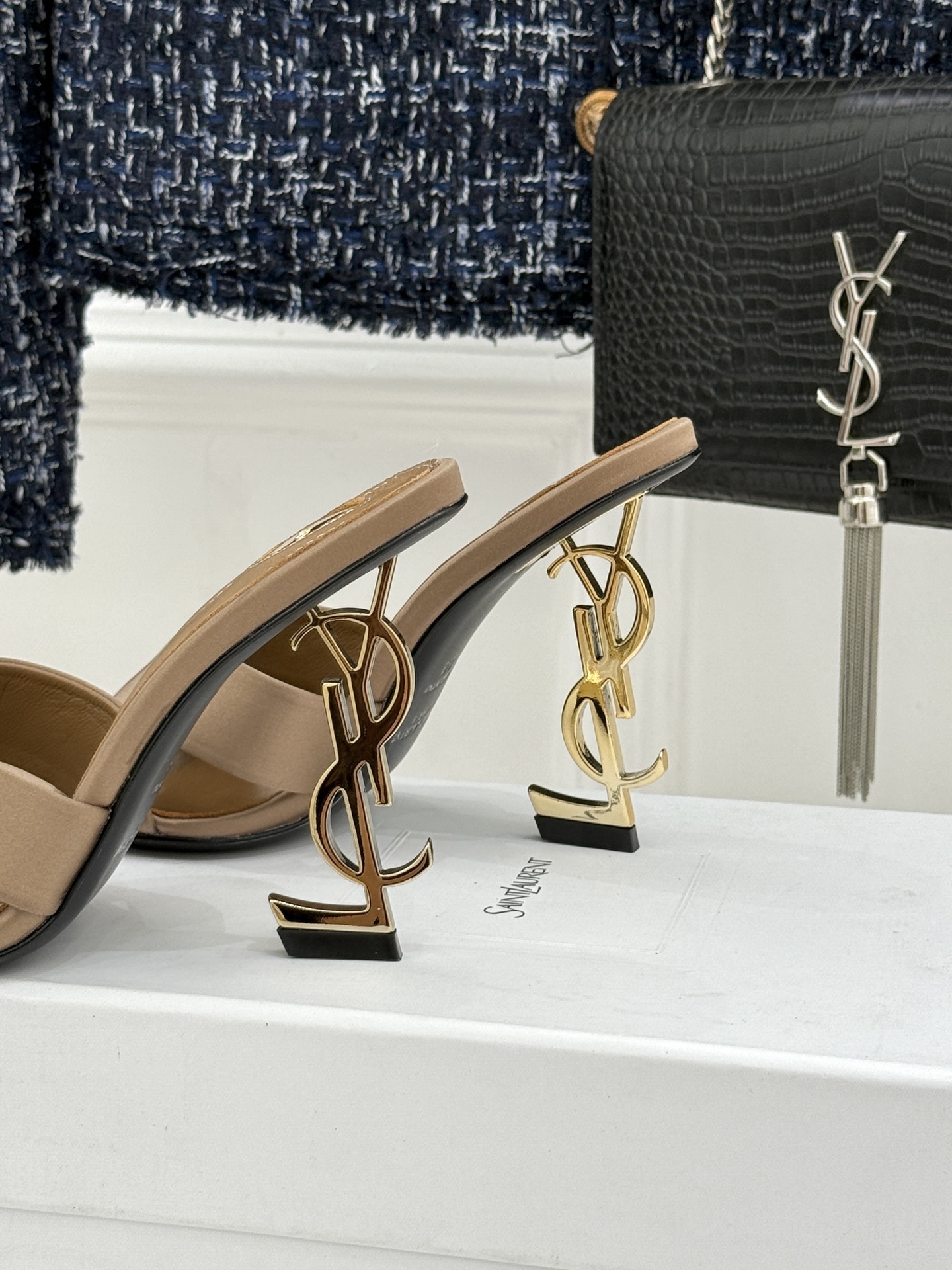 Saint Laurent /圣罗兰YSL经典真丝交叉带字母跟方头高跟拖鞋以巴黎冷艳美学定义高阶慵懒。顺