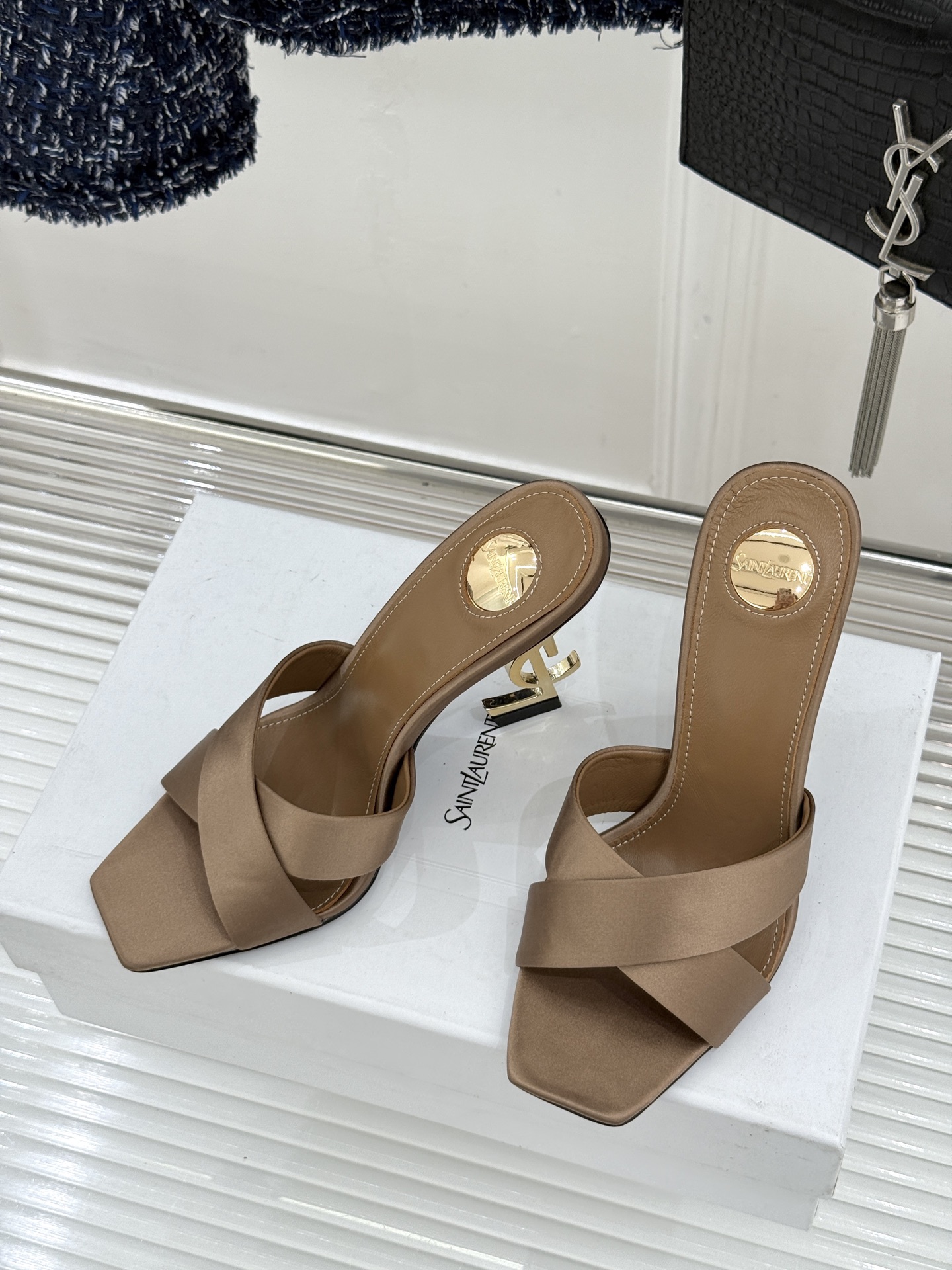 Saint Laurent /圣罗兰YSL经典真丝交叉带字母跟方头高跟拖鞋以巴黎冷艳美学定义高阶慵懒。顺