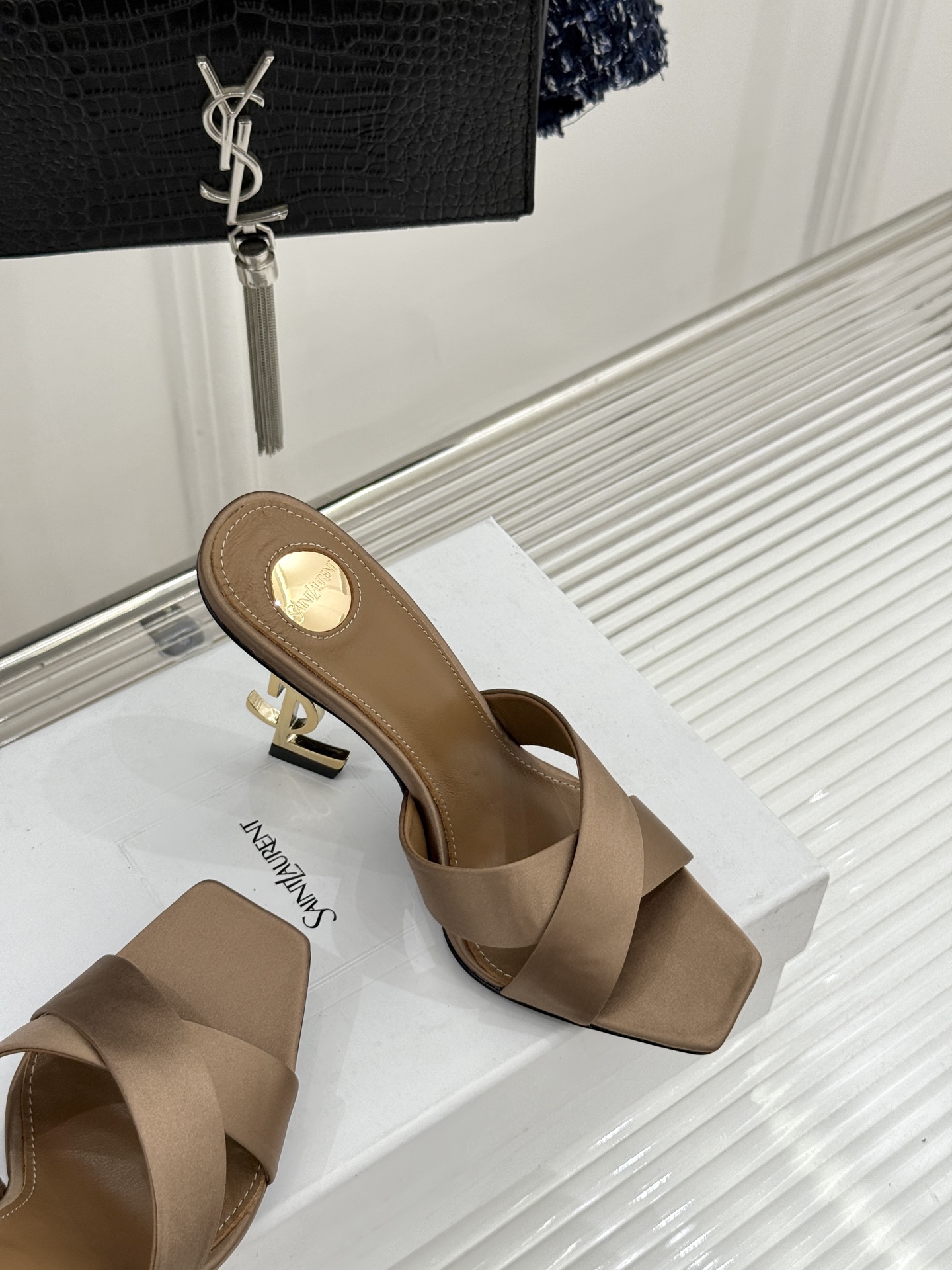 Saint Laurent /圣罗兰YSL经典真丝交叉带字母跟方头高跟拖鞋以巴黎冷艳美学定义高阶慵懒。顺