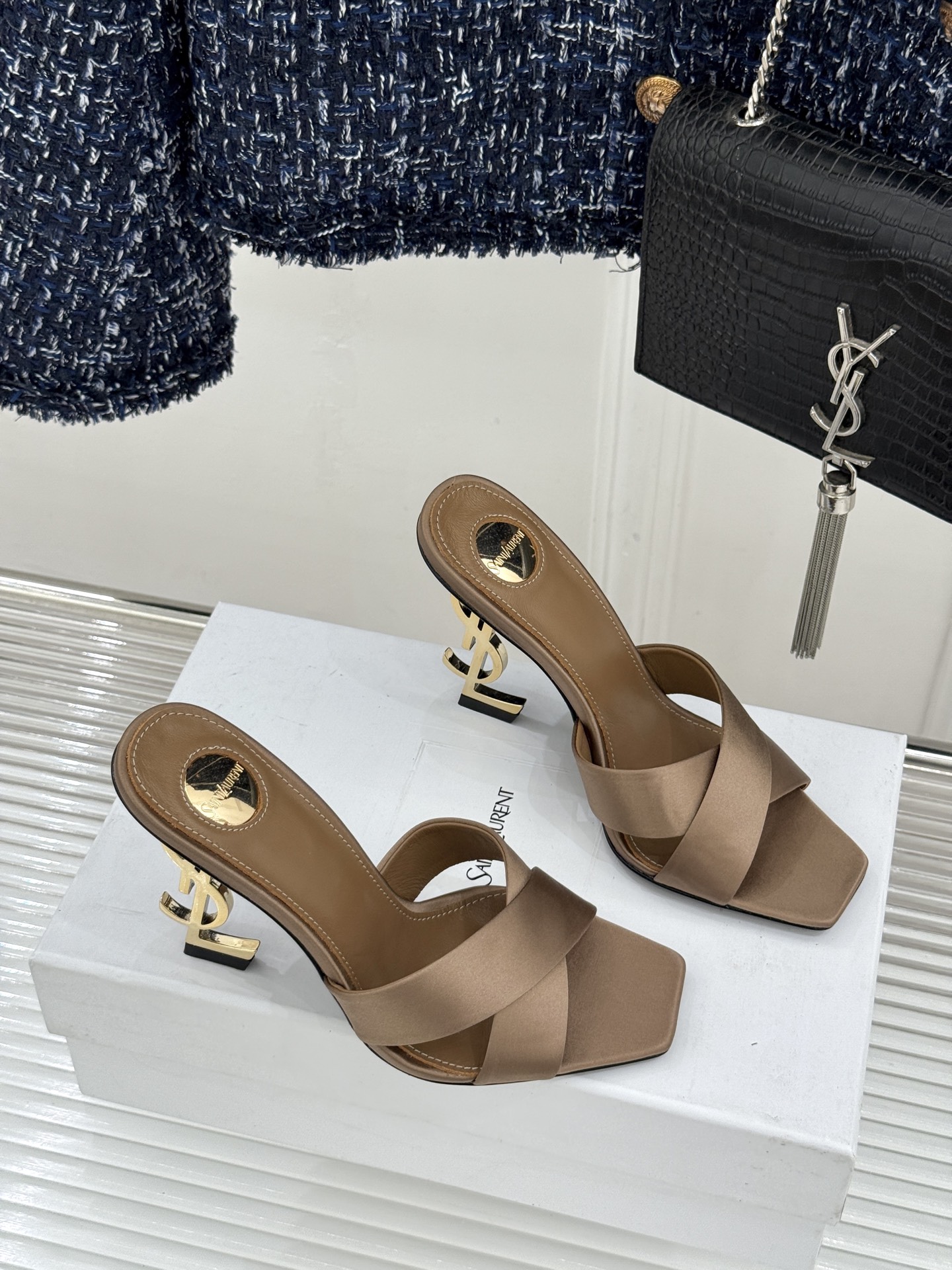 Saint Laurent /圣罗兰YSL经典真丝交叉带字母跟方头高跟拖鞋以巴黎冷艳美学定义高阶慵懒。顺