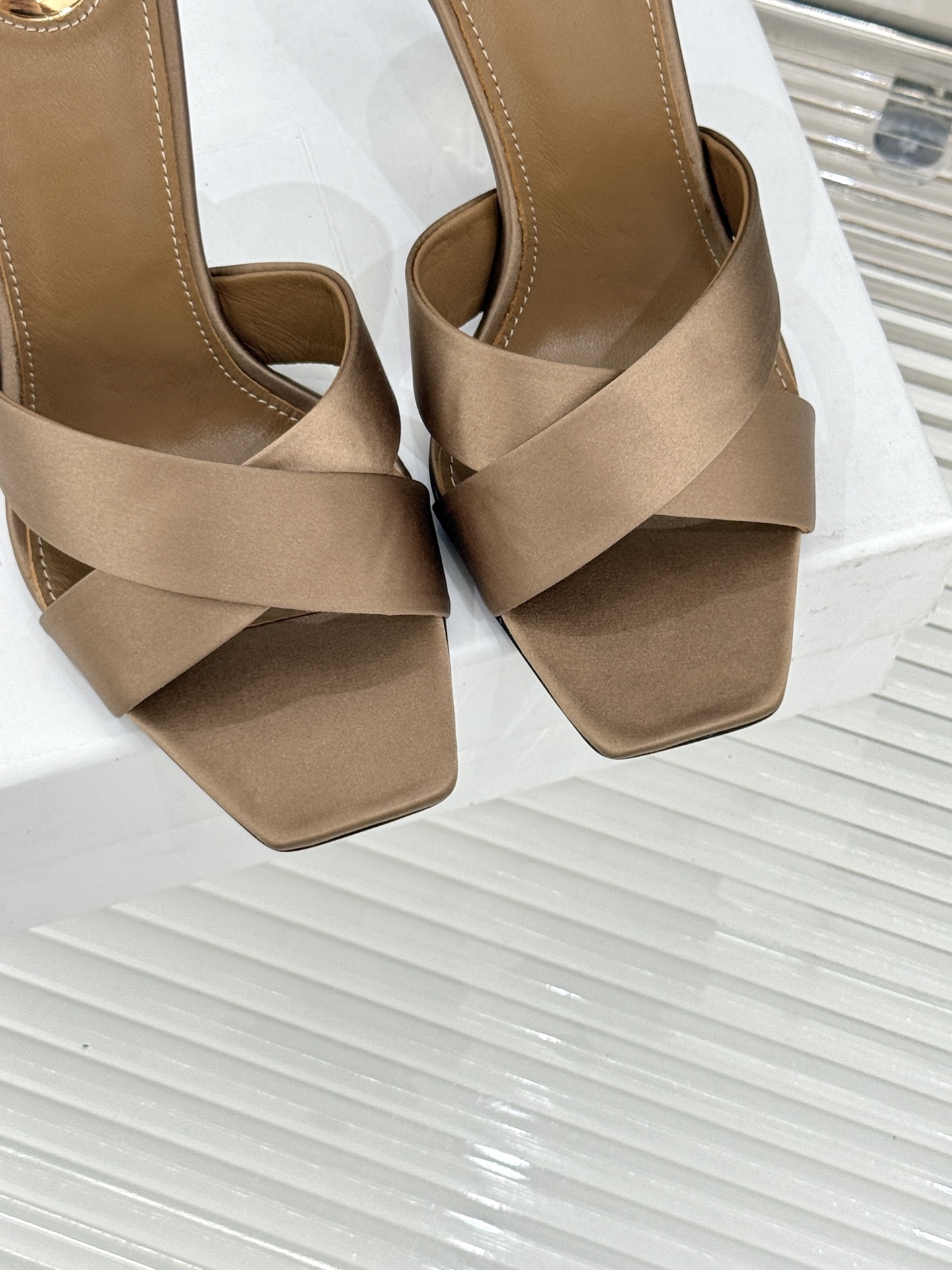 Saint Laurent /圣罗兰YSL经典真丝交叉带字母跟方头高跟拖鞋以巴黎冷艳美学定义高阶慵懒。顺