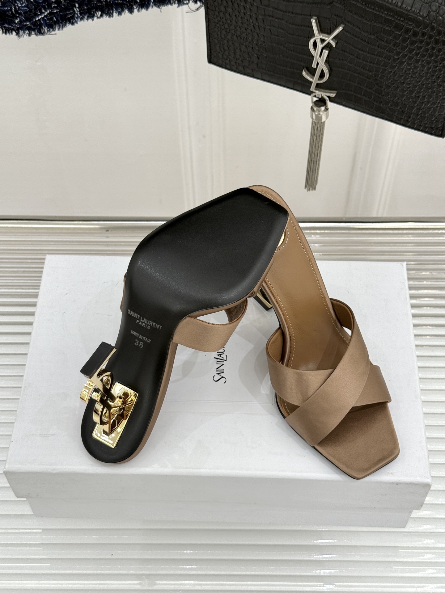 Saint Laurent /圣罗兰YSL经典真丝交叉带字母跟方头高跟拖鞋以巴黎冷艳美学定义高阶慵懒。顺