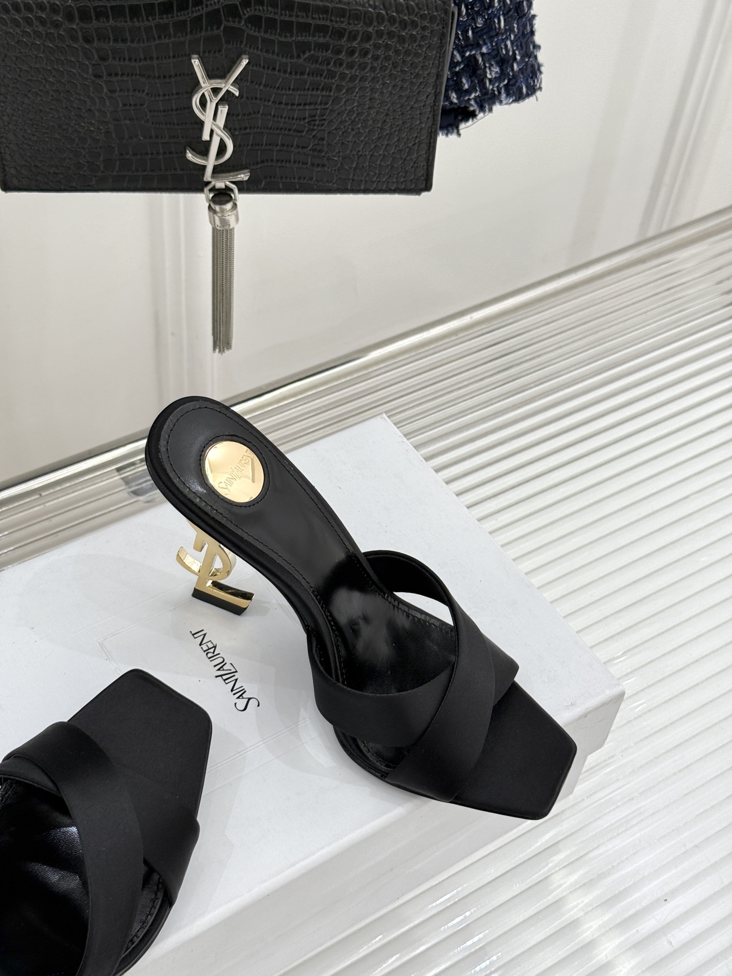Saint Laurent /圣罗兰YSL经典真丝交叉带字母跟方头高跟拖鞋以巴黎冷艳美学定义高阶慵懒。顺